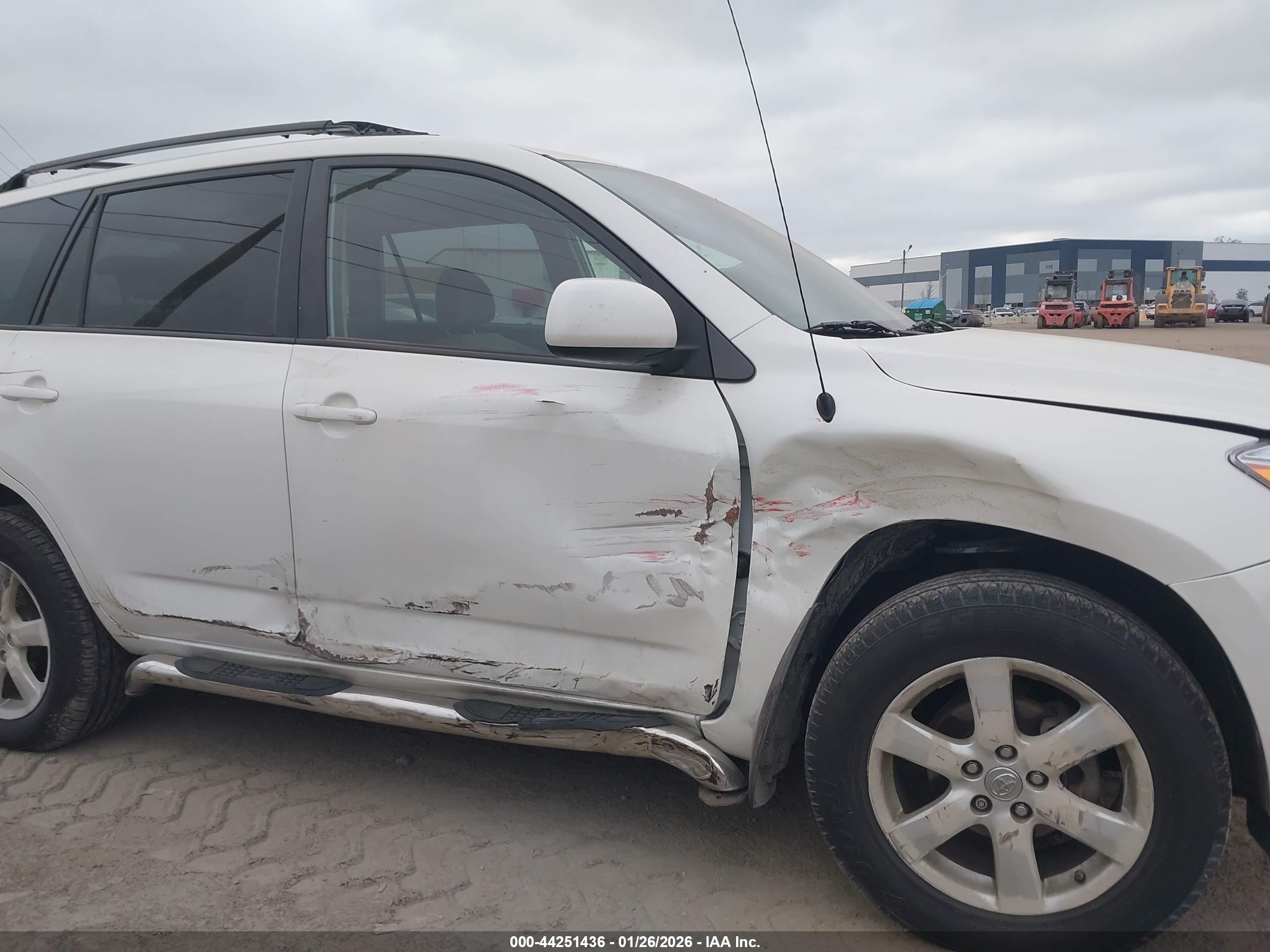 TOYOTA RAV4 image 6