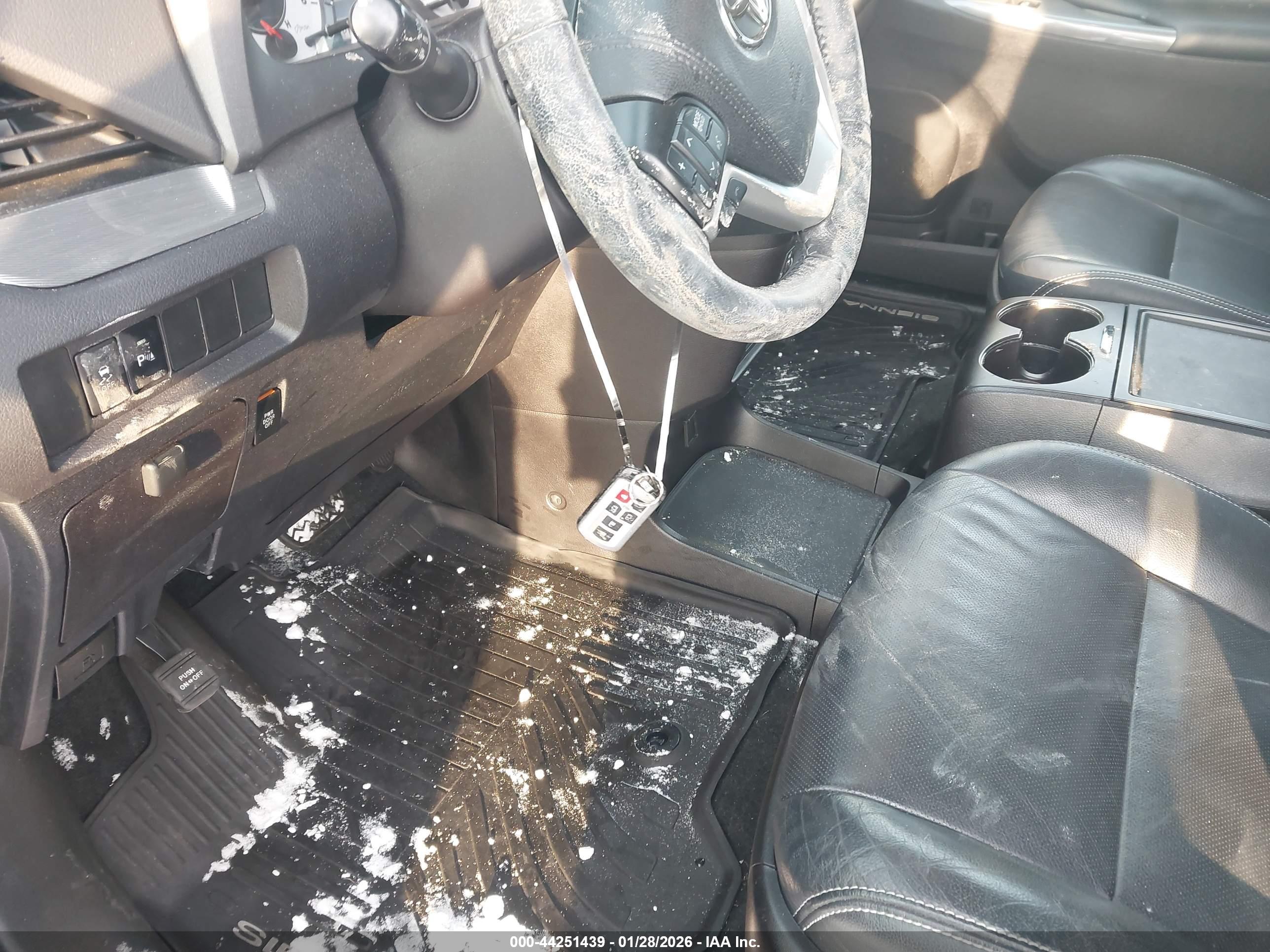 TOYOTA SIENNA image 11