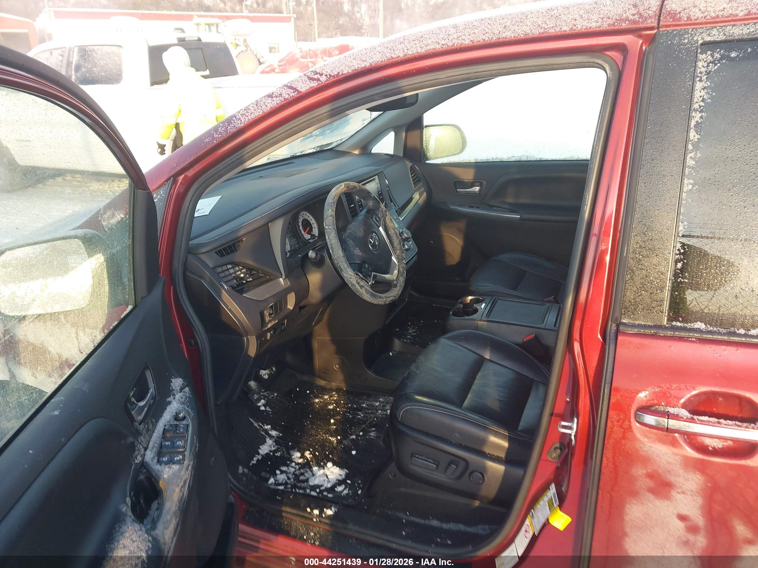 TOYOTA SIENNA image 5