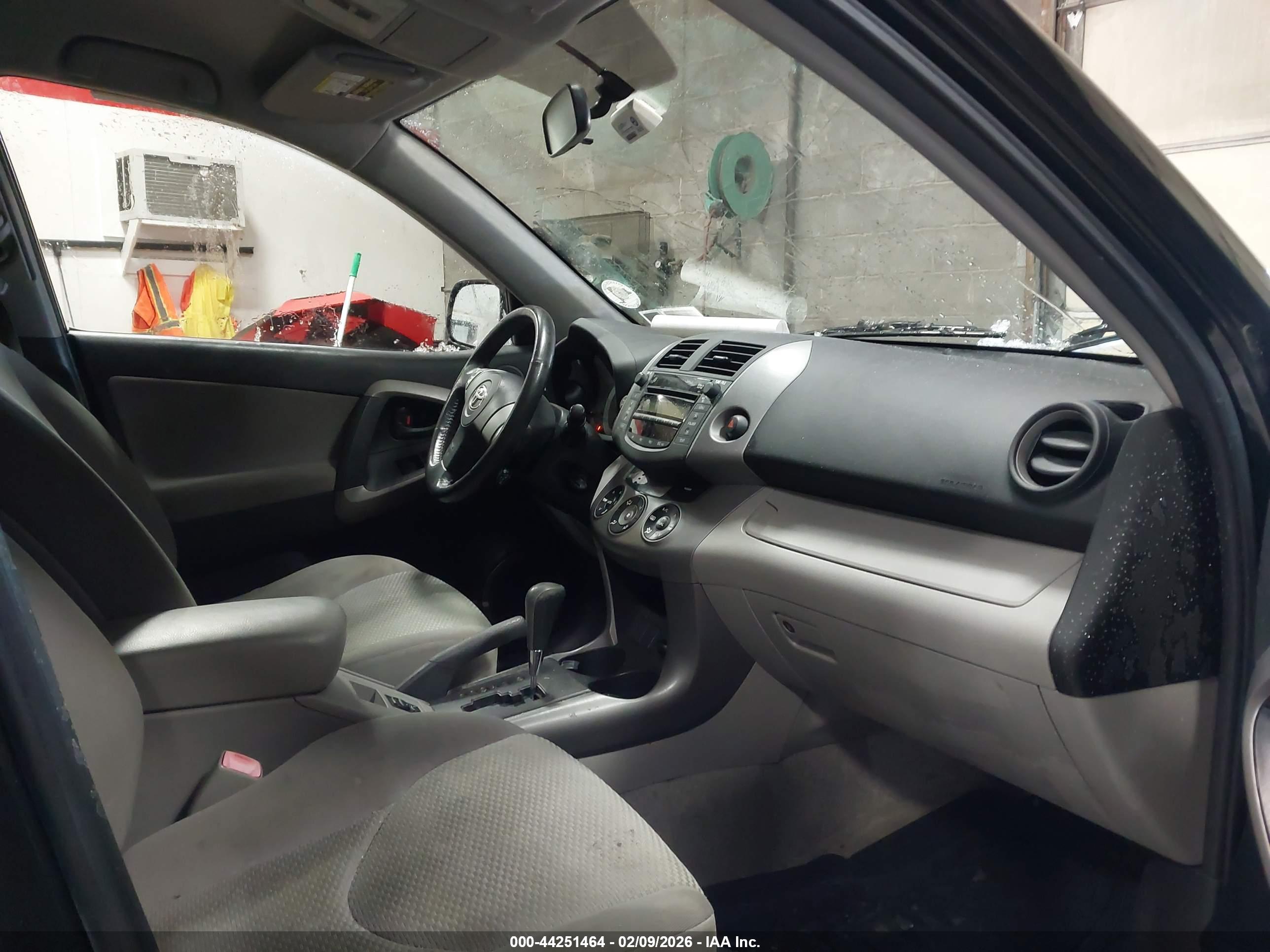 TOYOTA RAV4 image 5