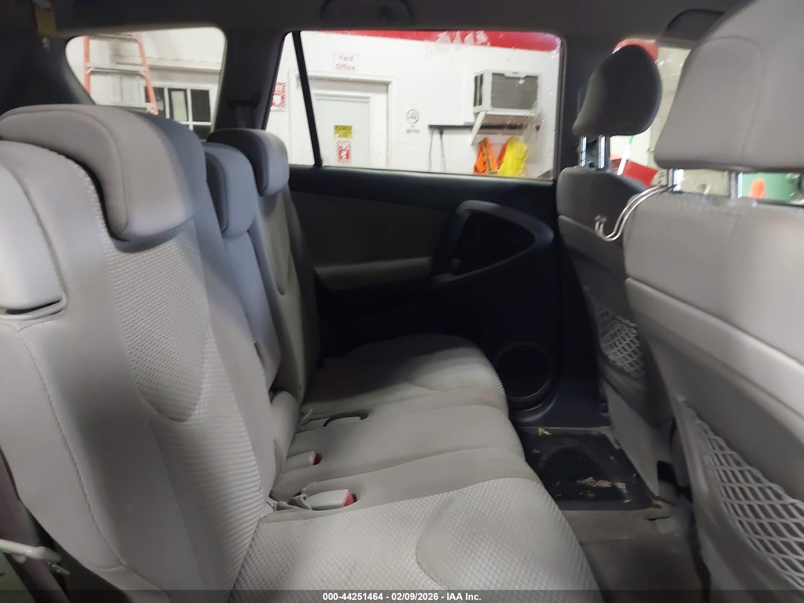 TOYOTA RAV4 image 8
