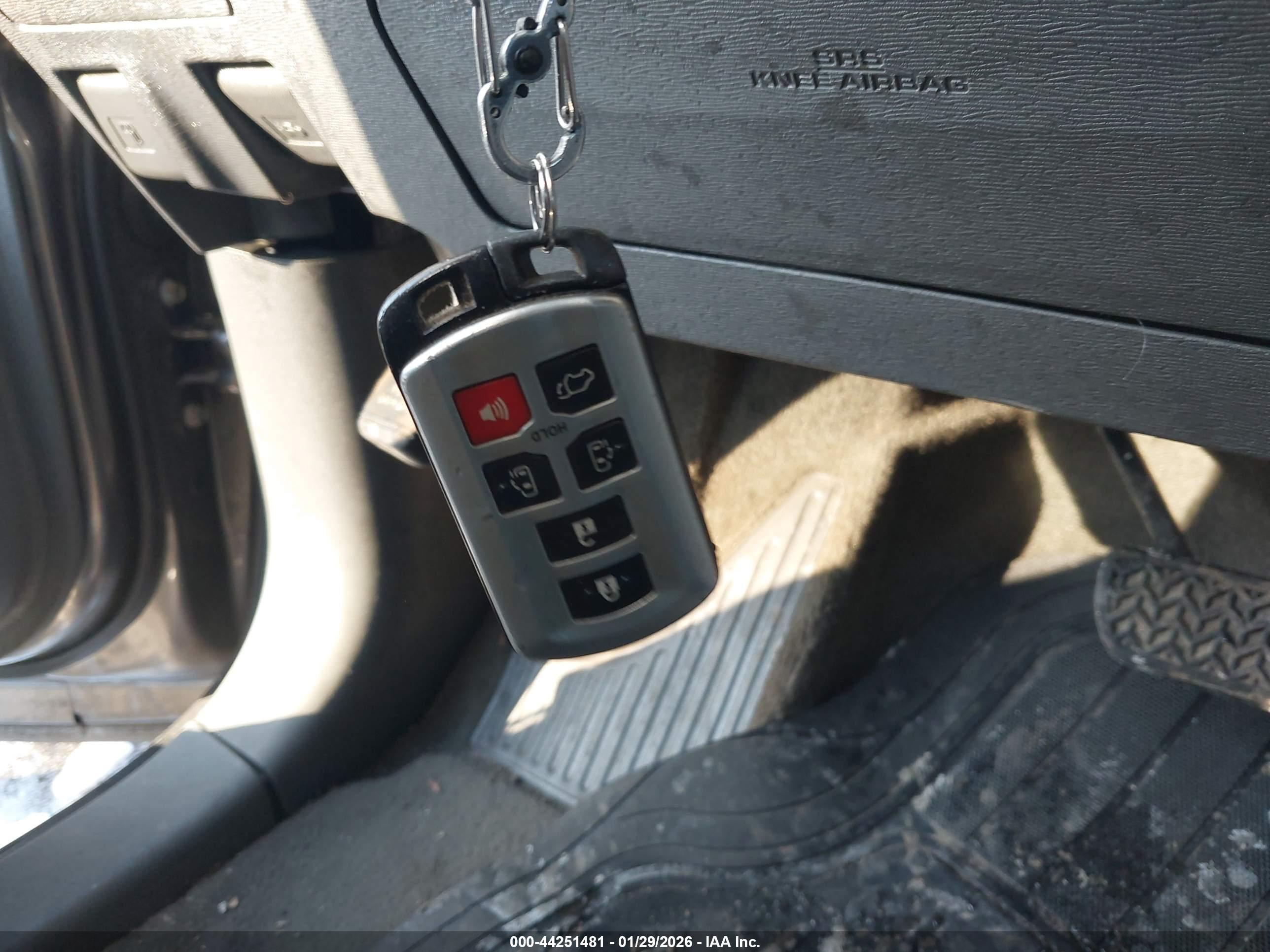 TOYOTA SIENNA image 11
