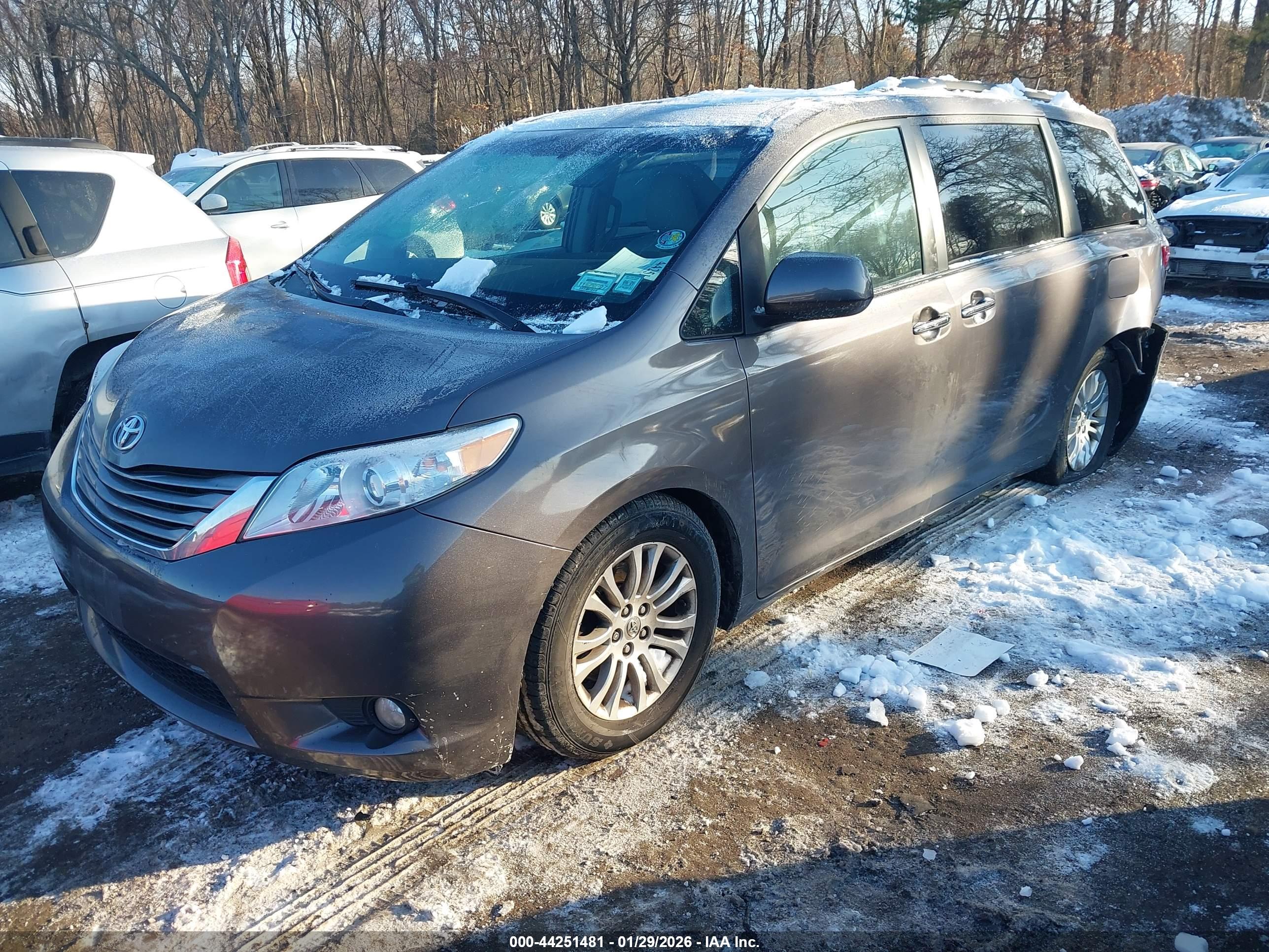 TOYOTA SIENNA image 2