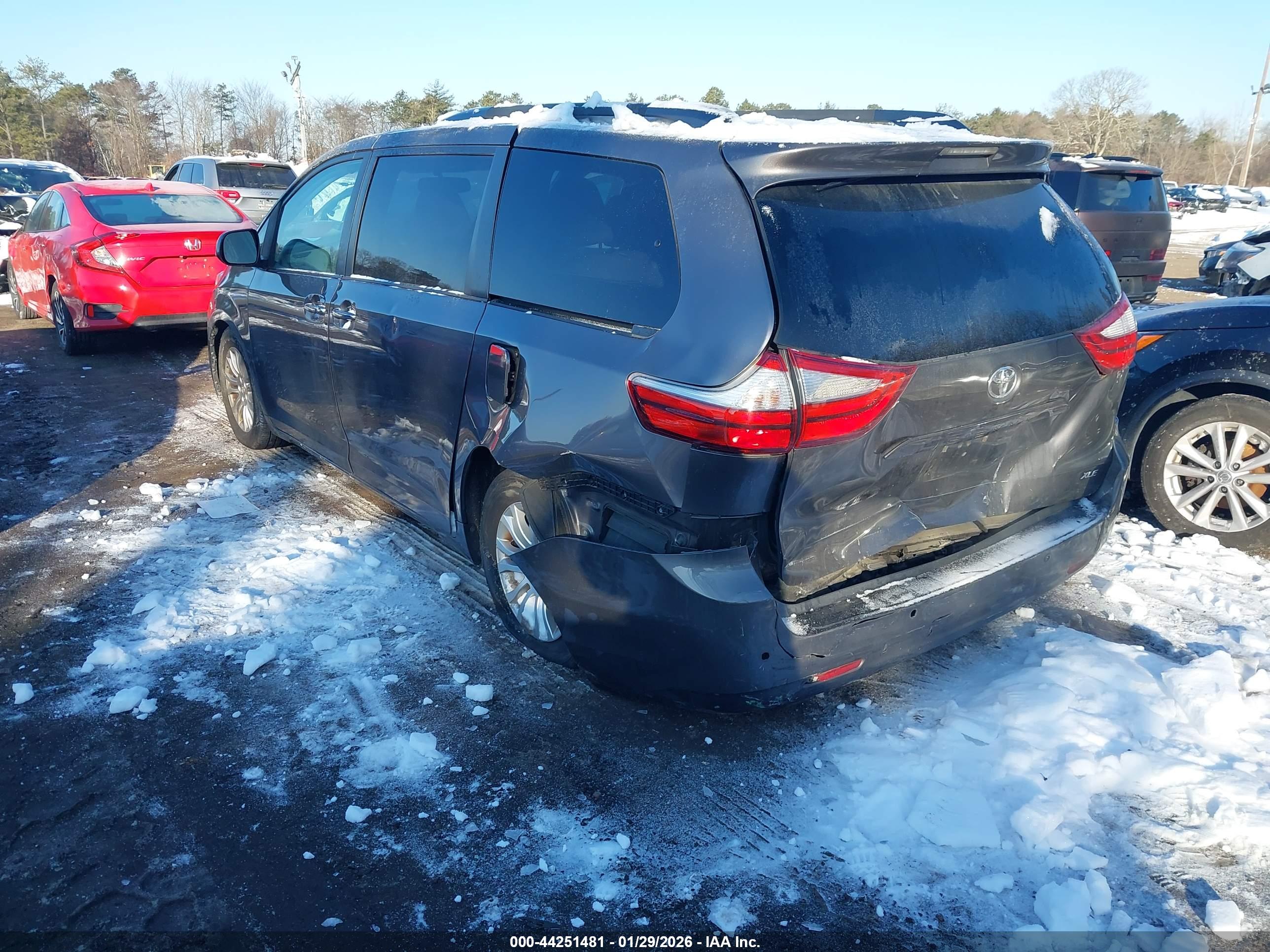 TOYOTA SIENNA image 3