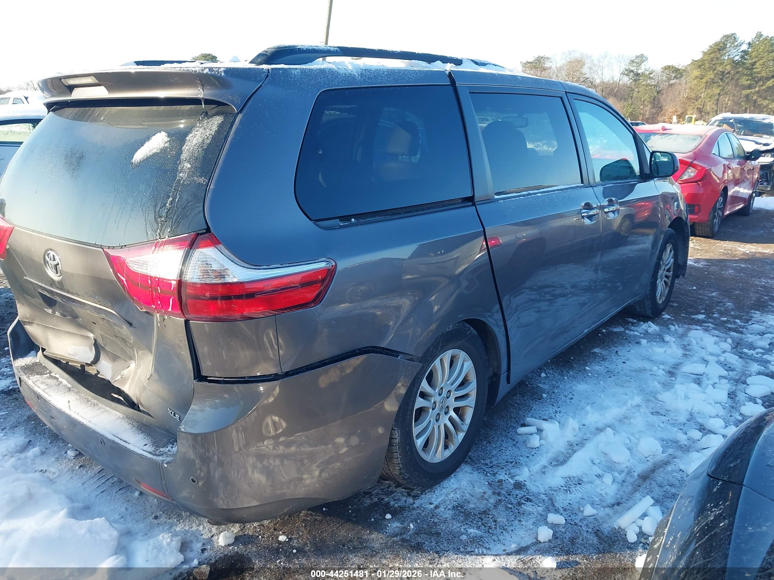 TOYOTA SIENNA image 4