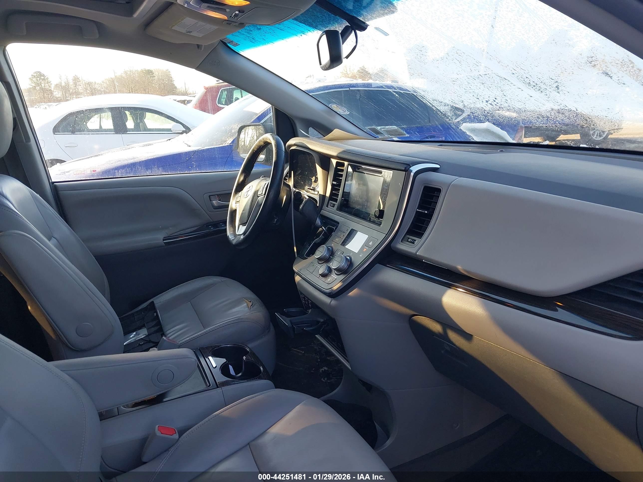 TOYOTA SIENNA image 5