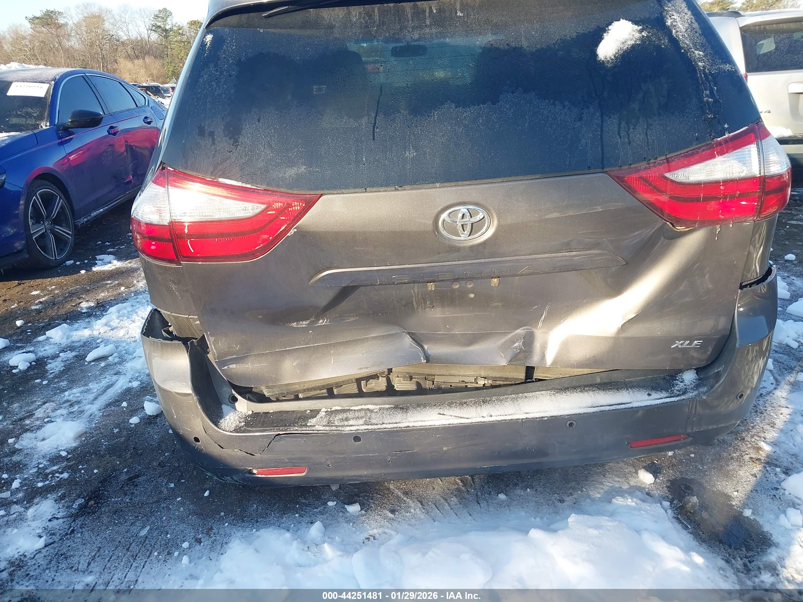 TOYOTA SIENNA image 6