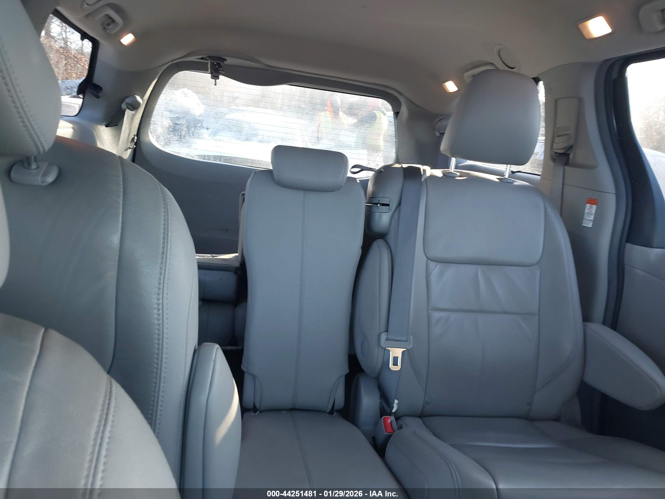 TOYOTA SIENNA image 8