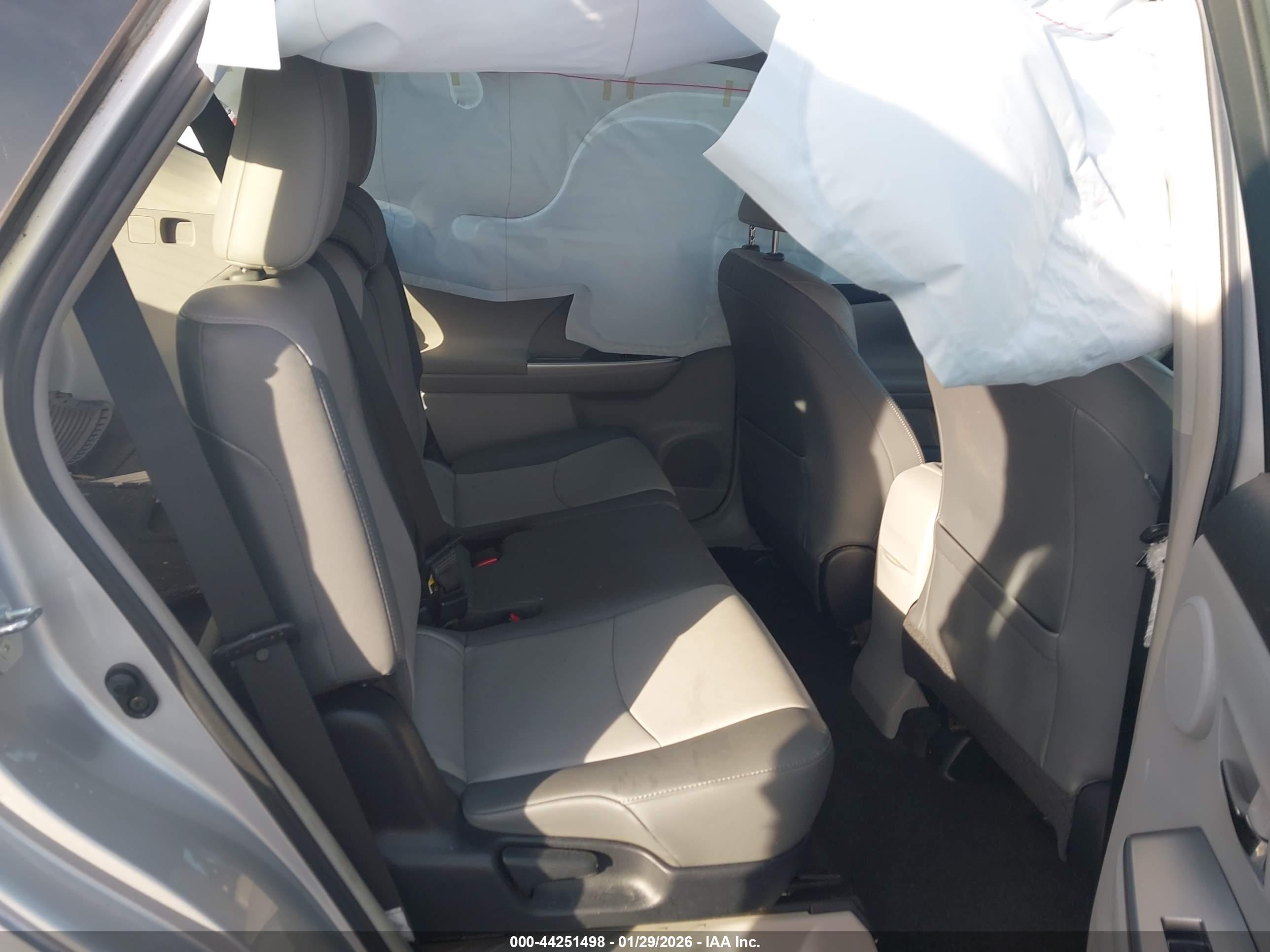TOYOTA PRIUS image 8