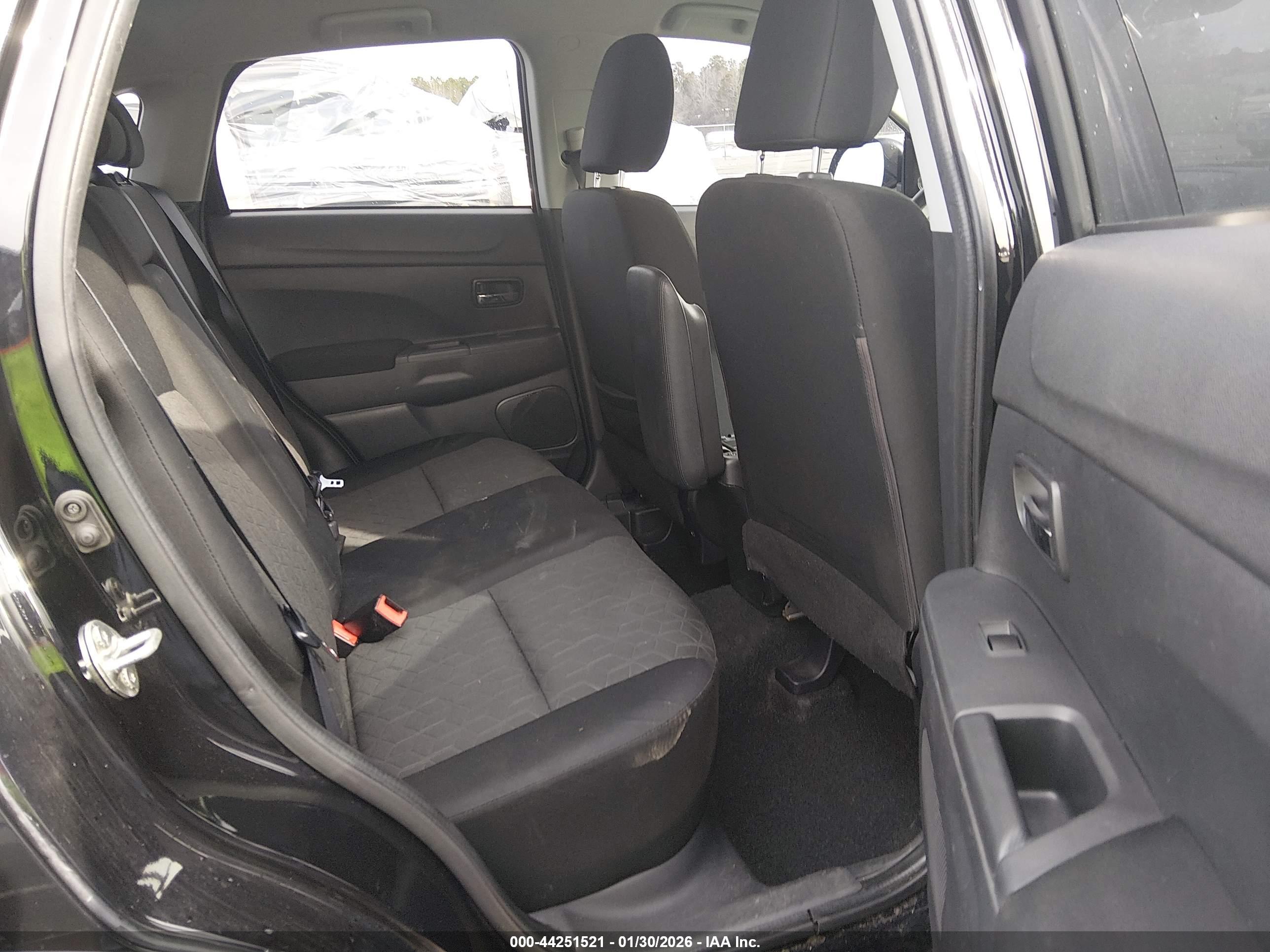 MITSUBISHI OUTLANDER image 8