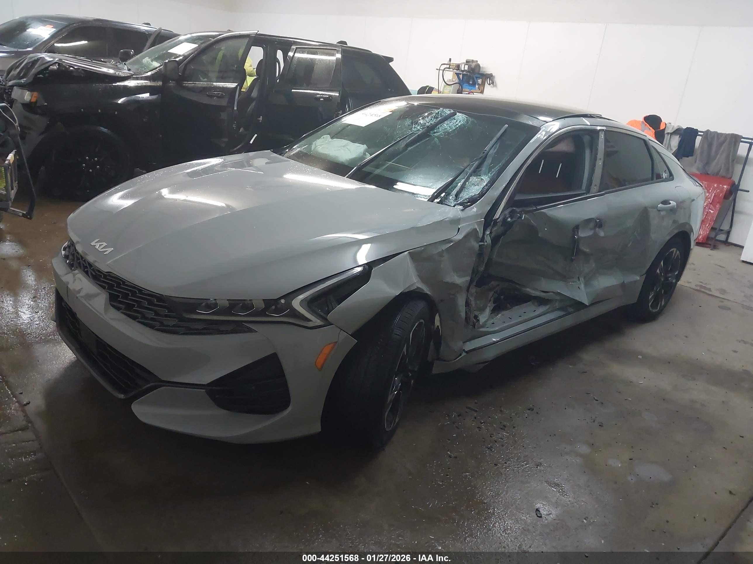 KIA K5 image 2