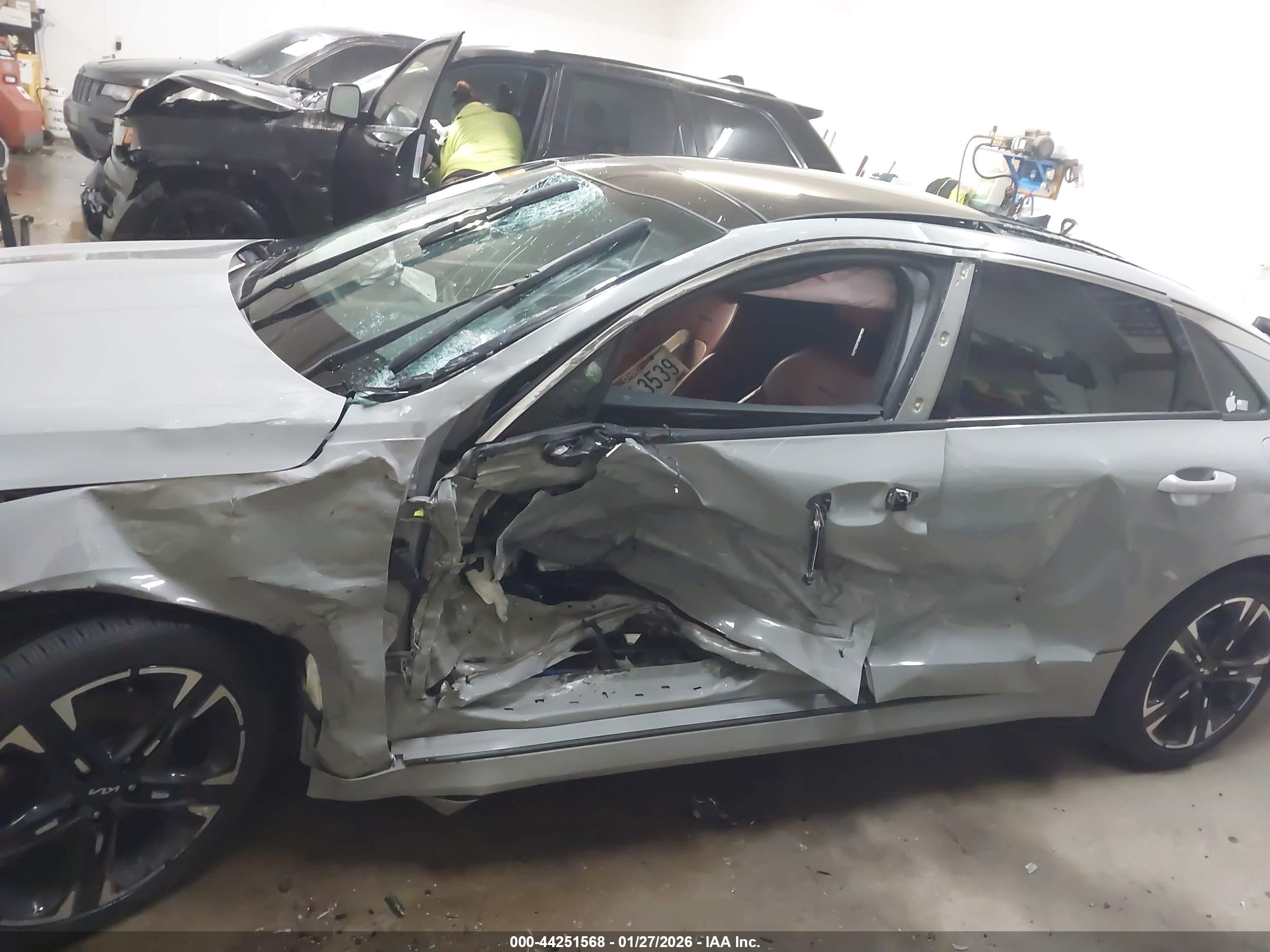 KIA K5 image 6