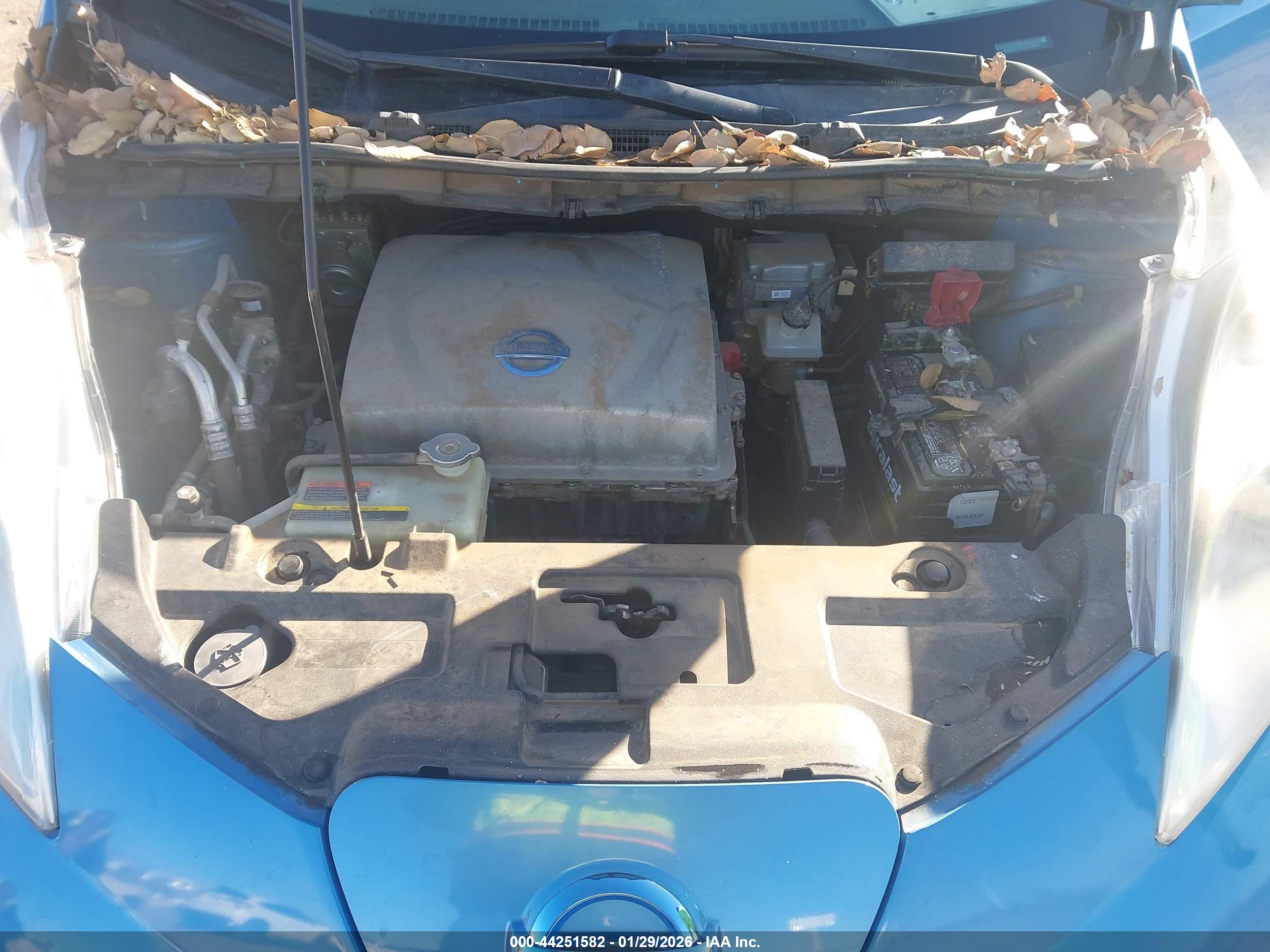 NISSAN LEAF image 10