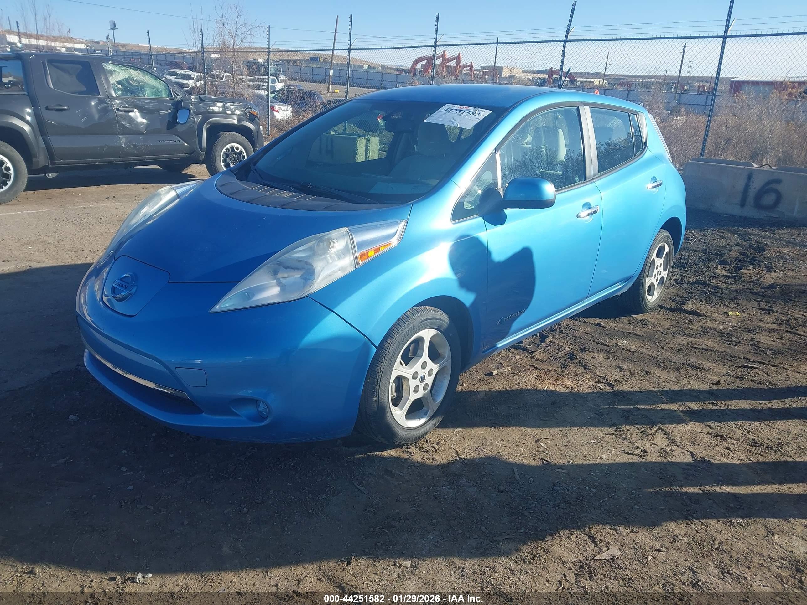 NISSAN LEAF image 2