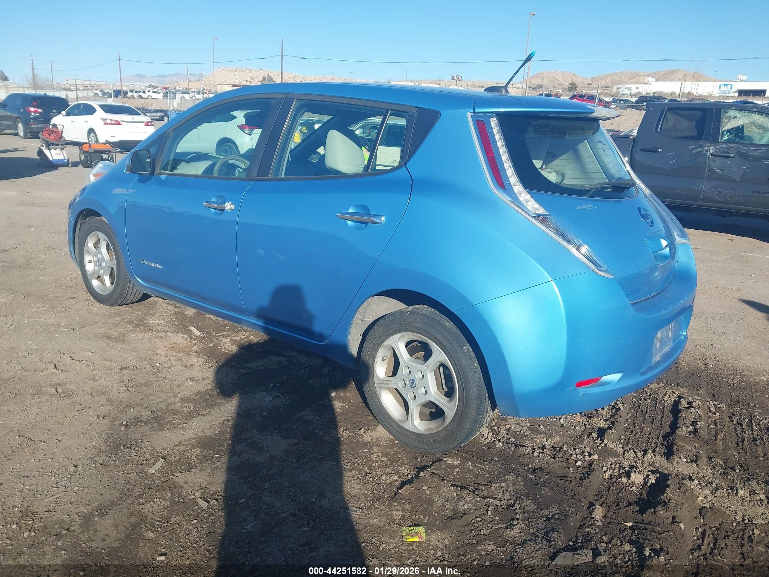 NISSAN LEAF image 3