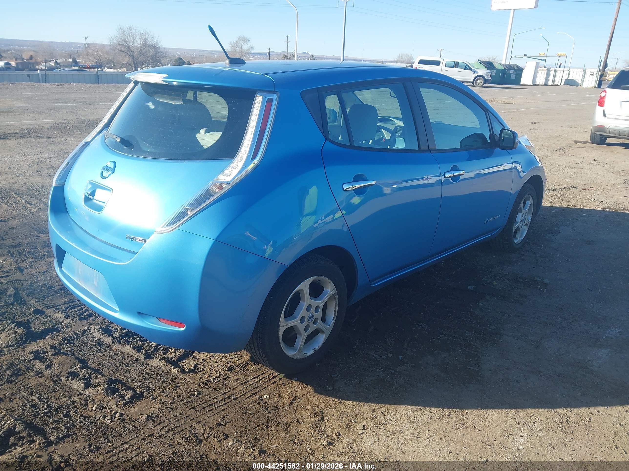 NISSAN LEAF image 4