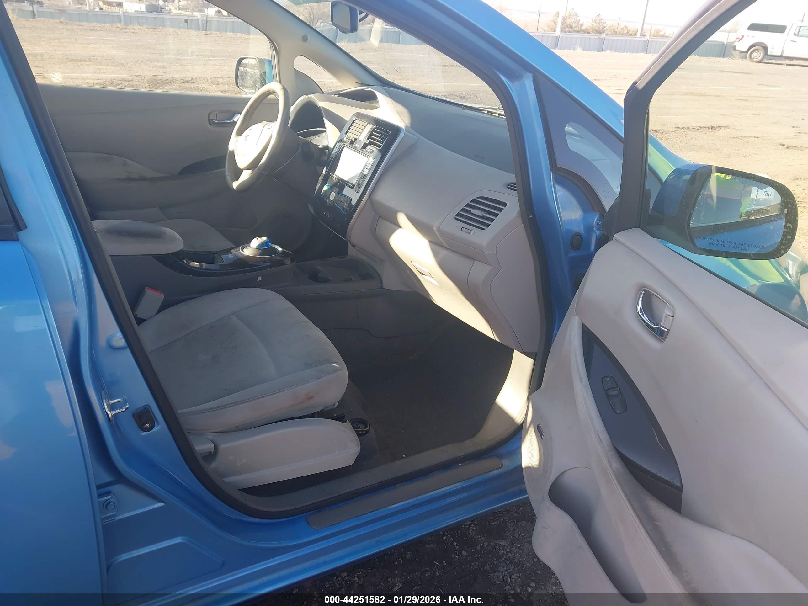 NISSAN LEAF image 5