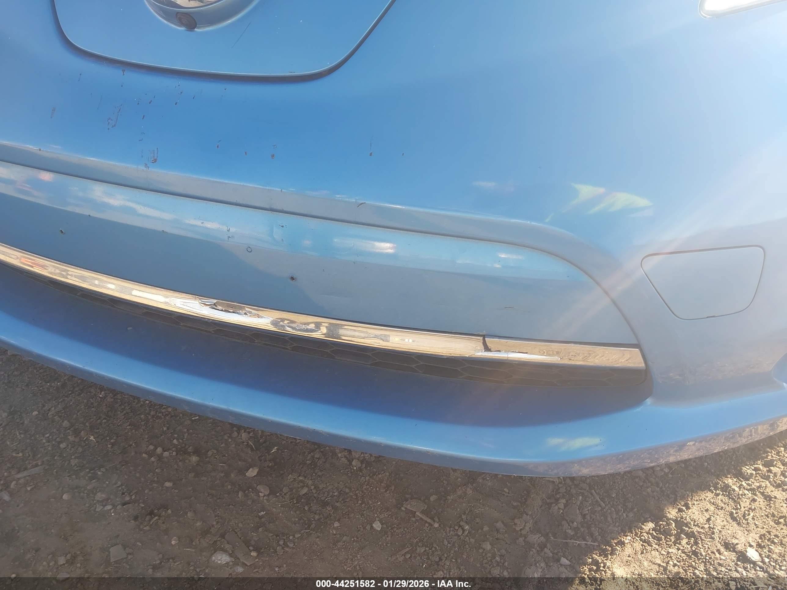 NISSAN LEAF image 6