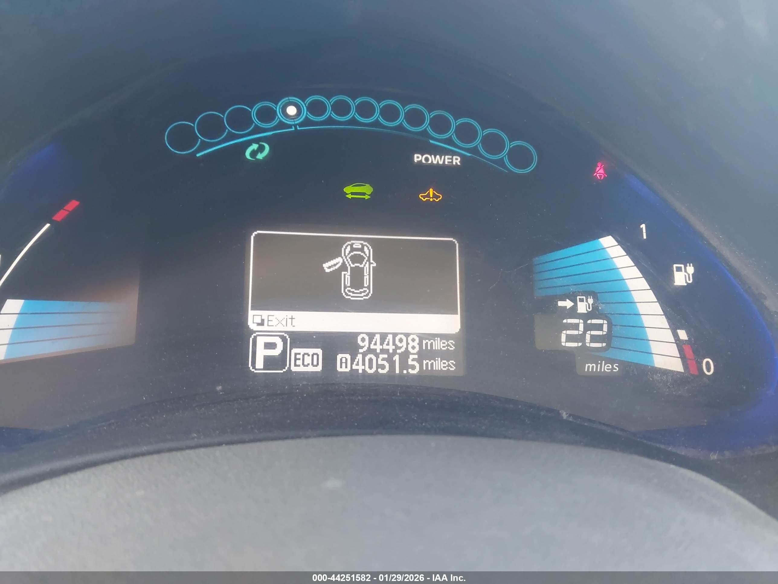 NISSAN LEAF image 7