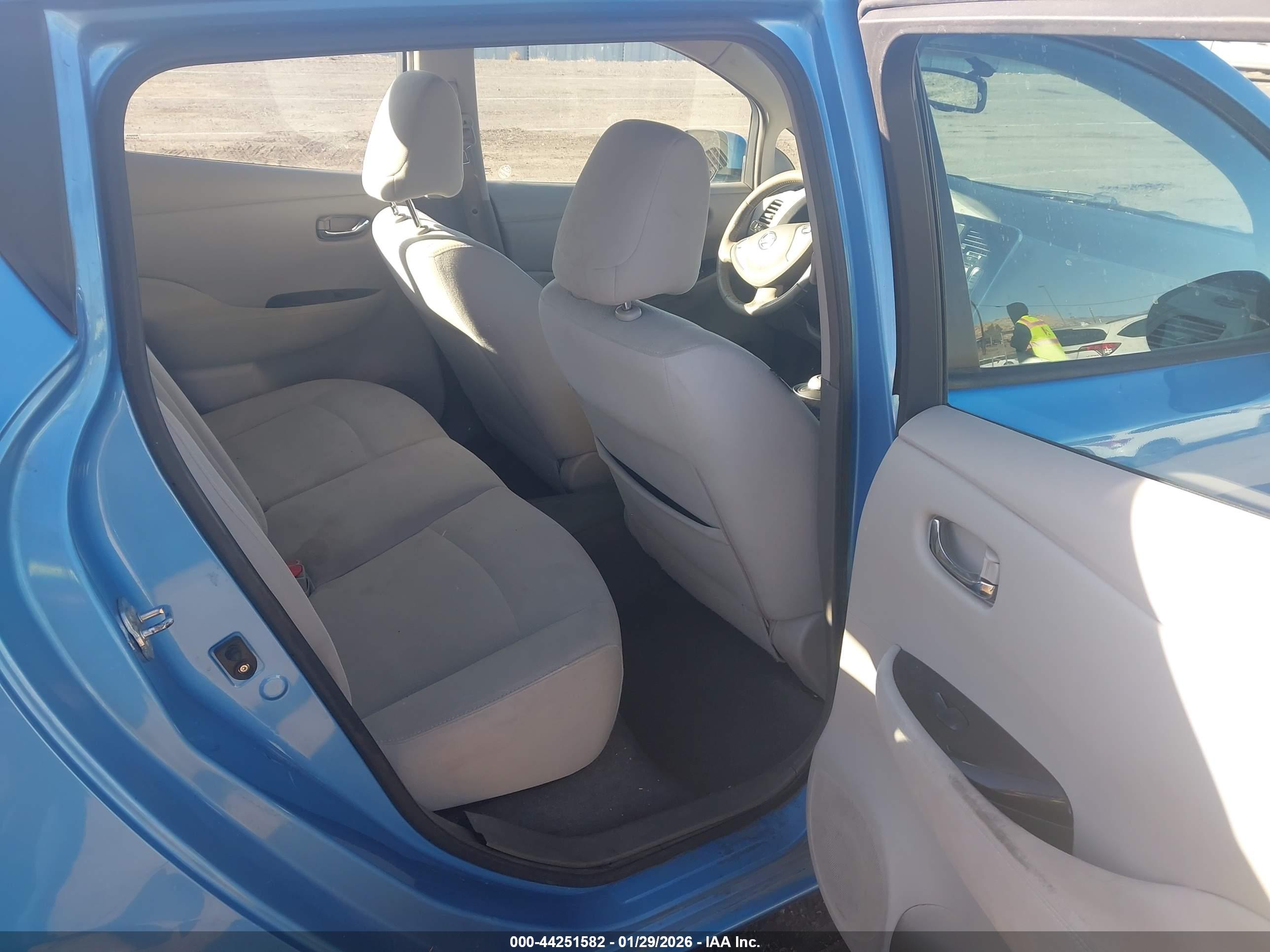 NISSAN LEAF image 8