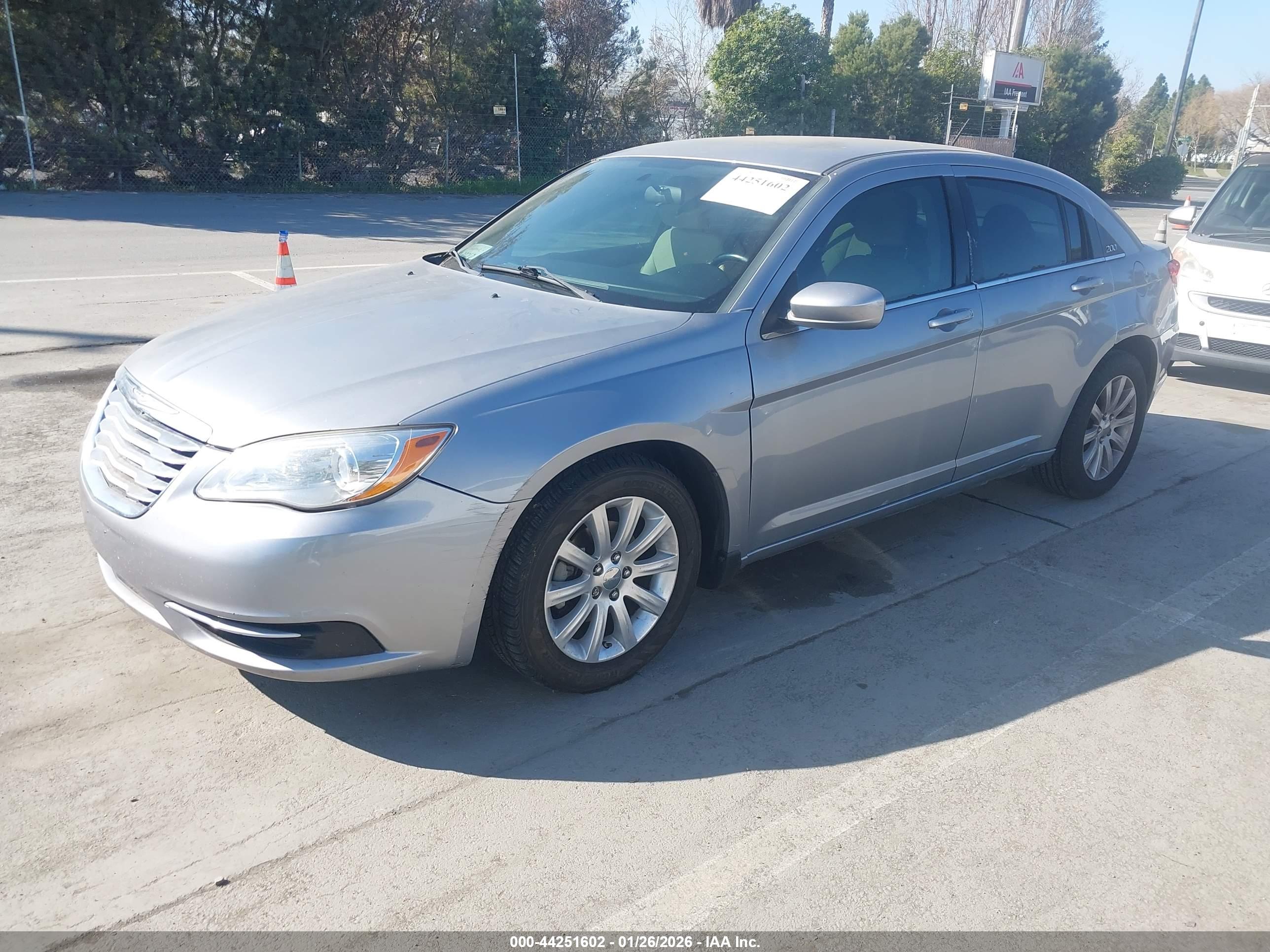 CHRYSLER 200 image 2
