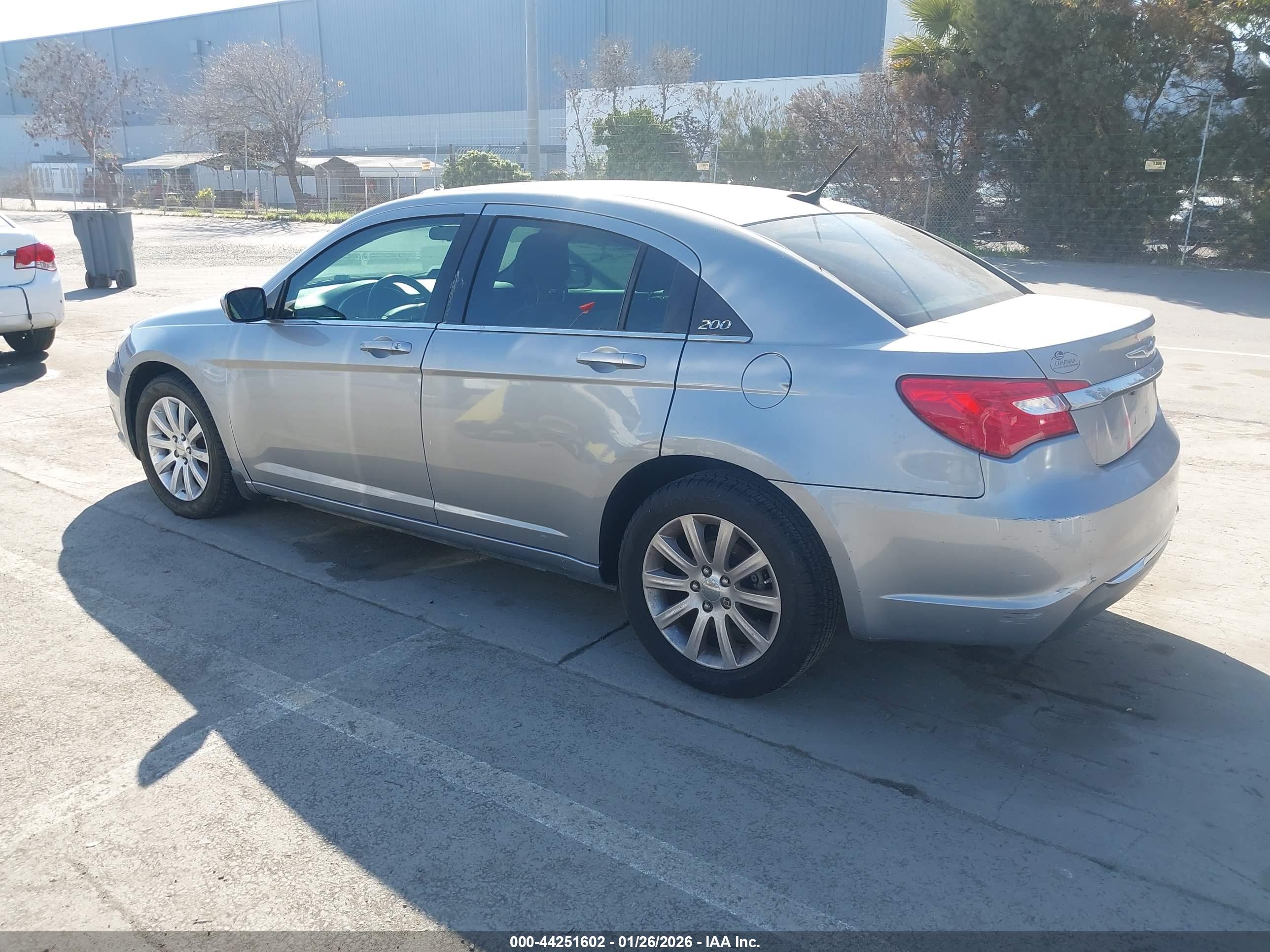 CHRYSLER 200 image 3