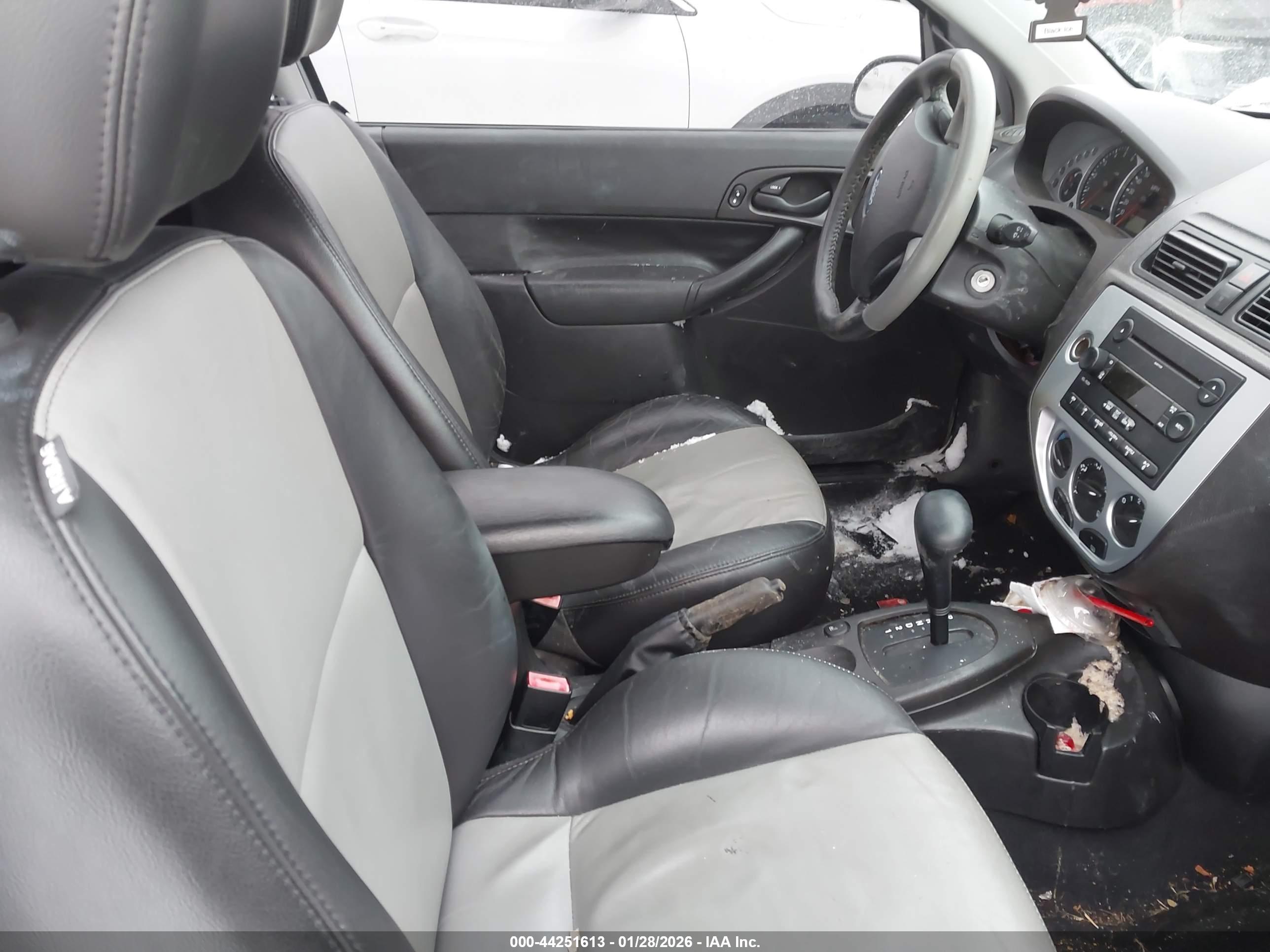 FORD FOCUS image 8