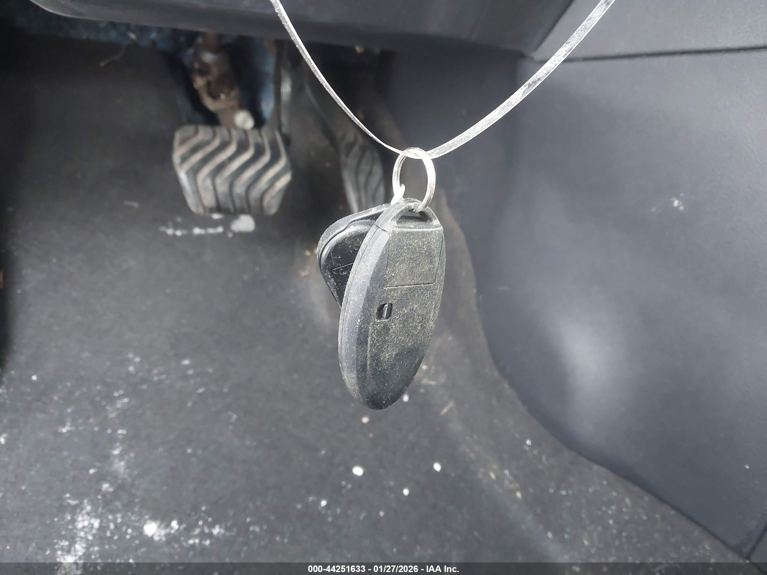 NISSAN VERSA image 11
