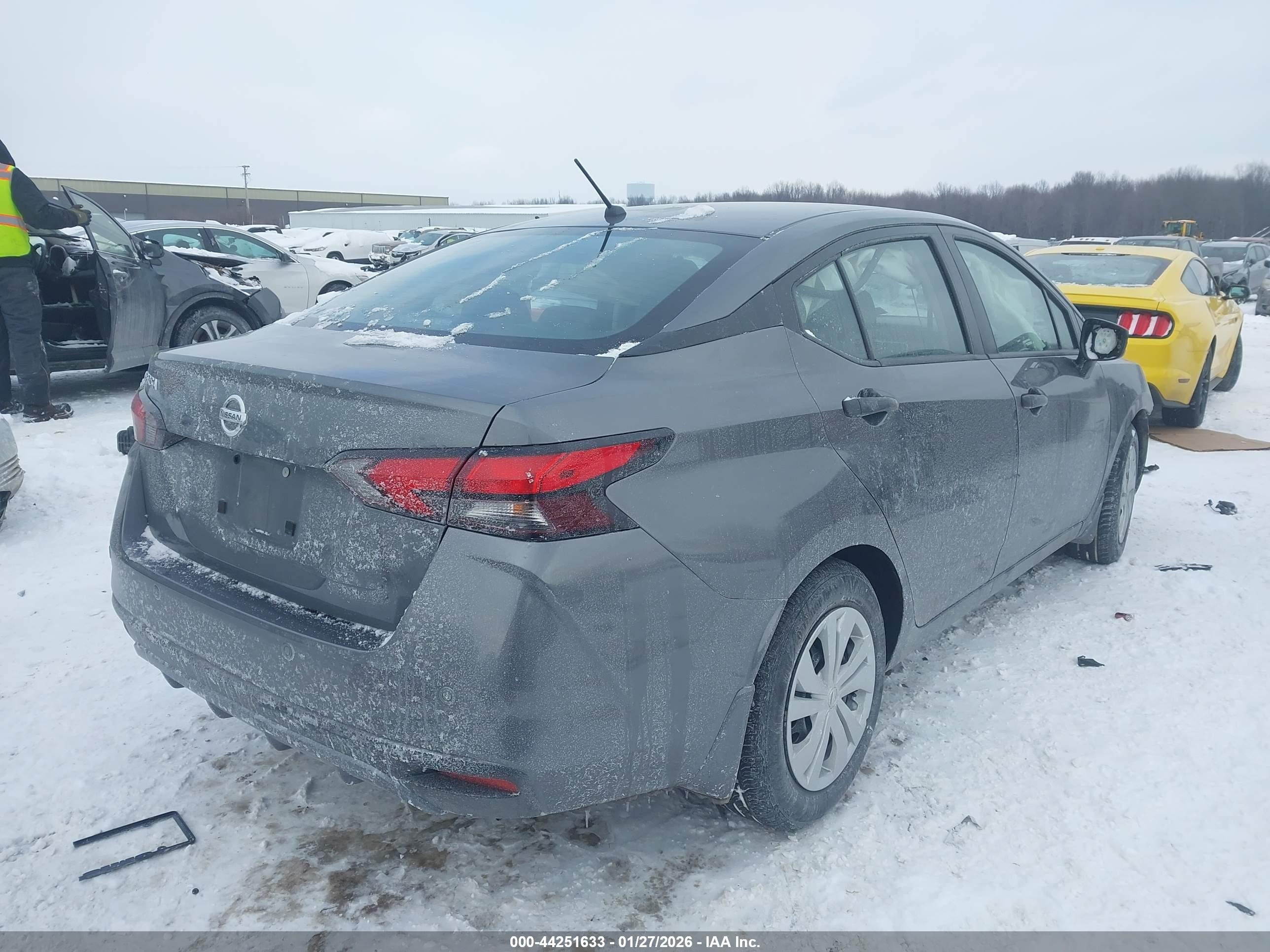 NISSAN VERSA image 4