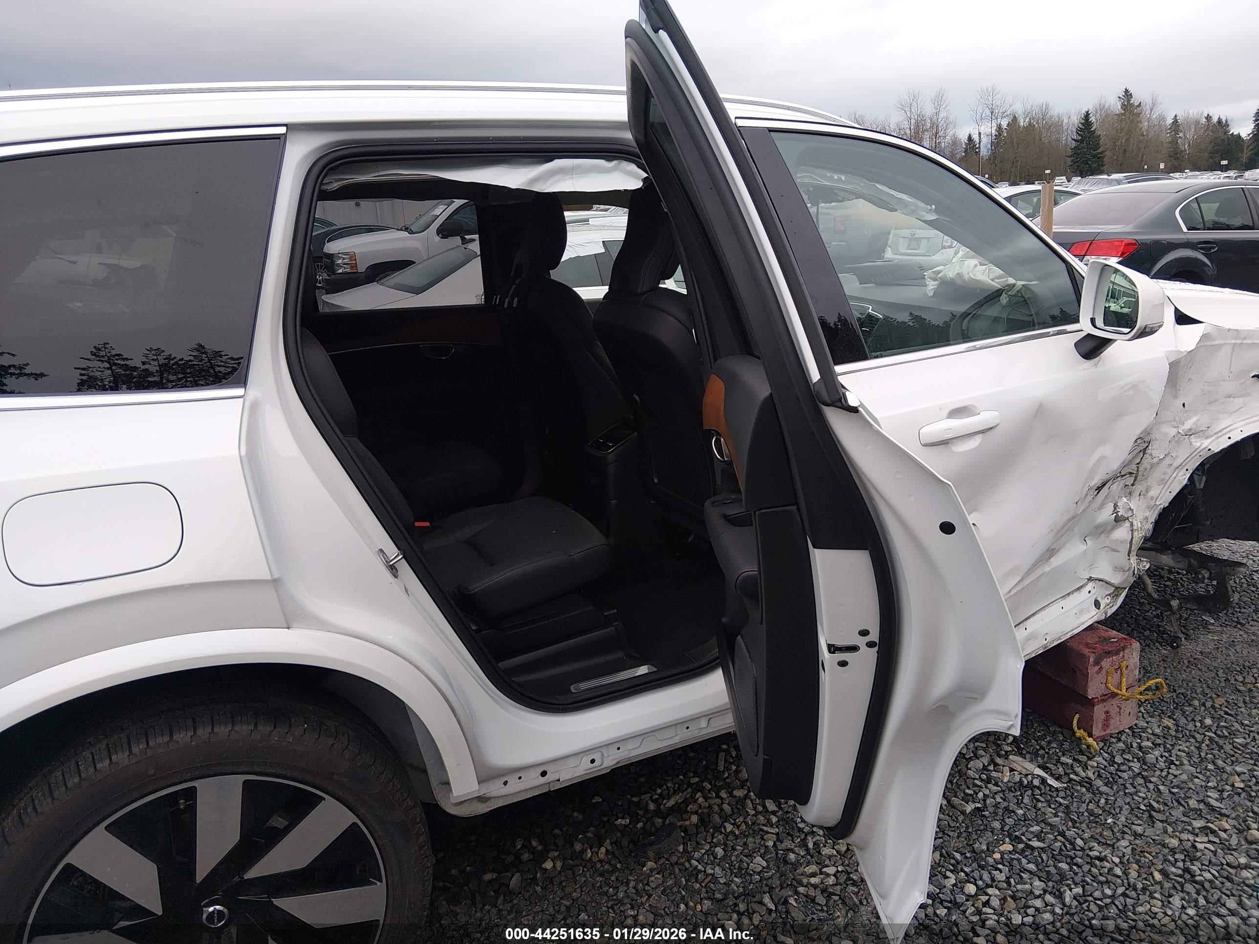 VOLVO XC90 image 8