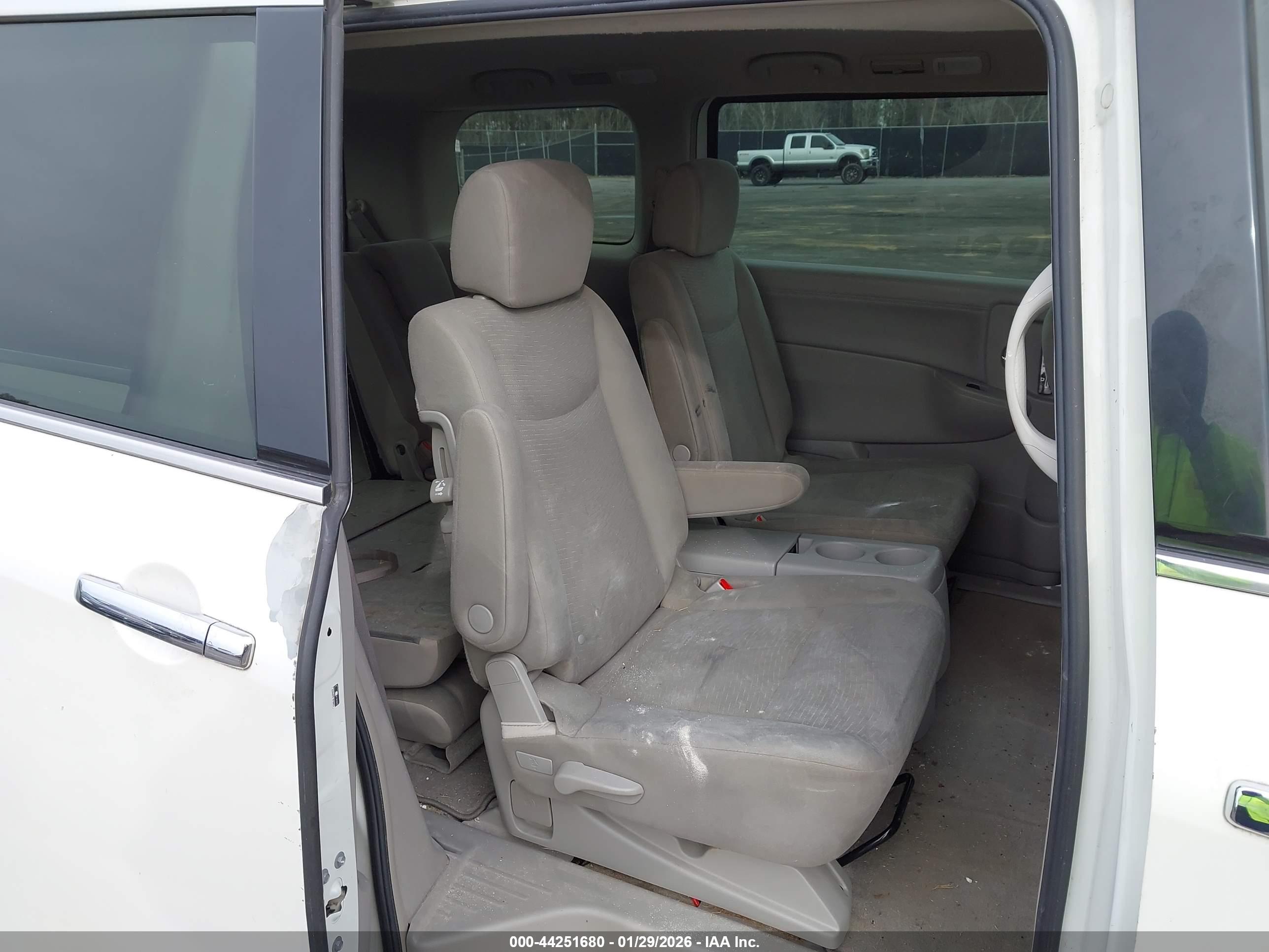 NISSAN QUEST image 8
