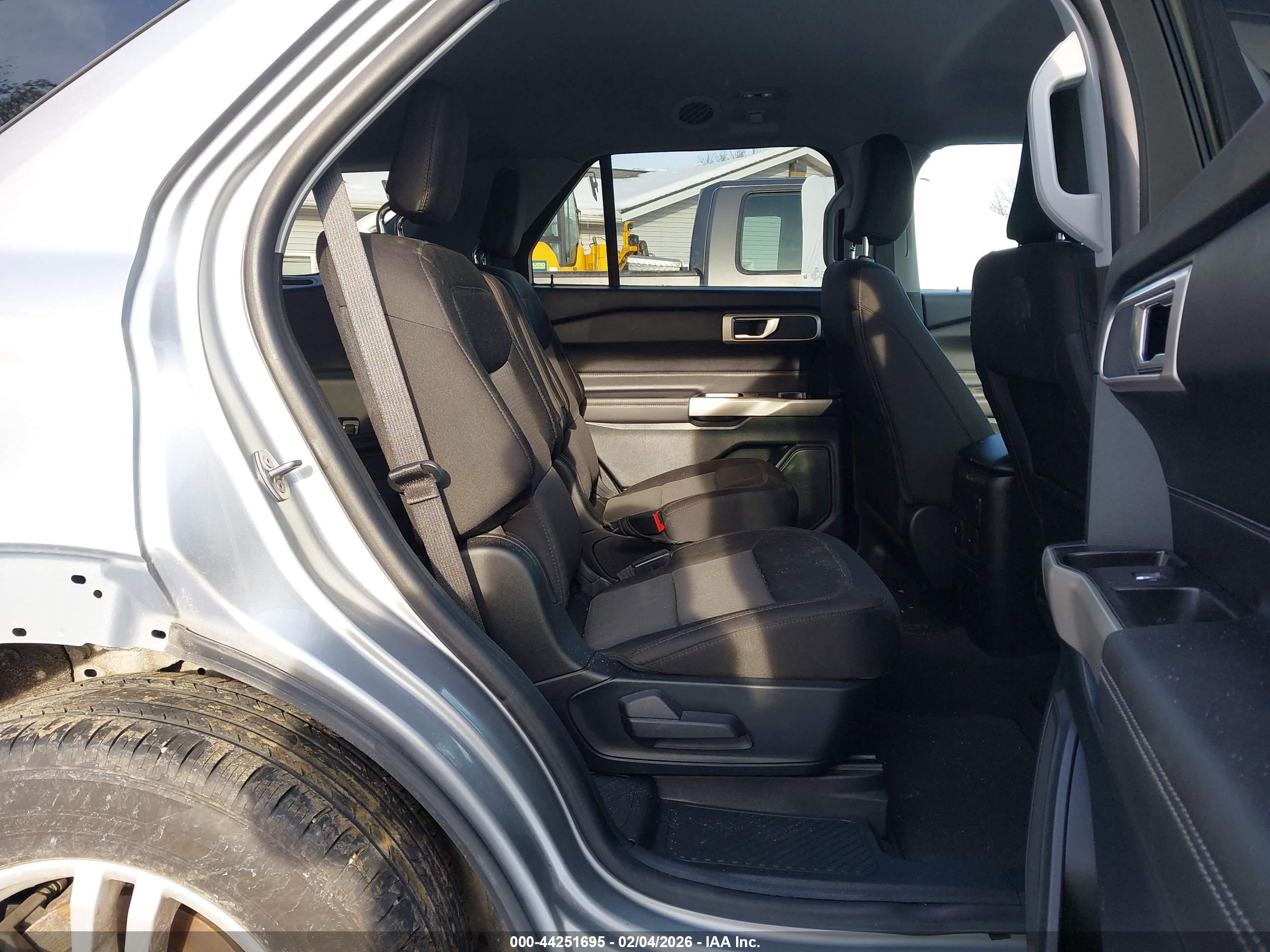 FORD EXPLORER image 8