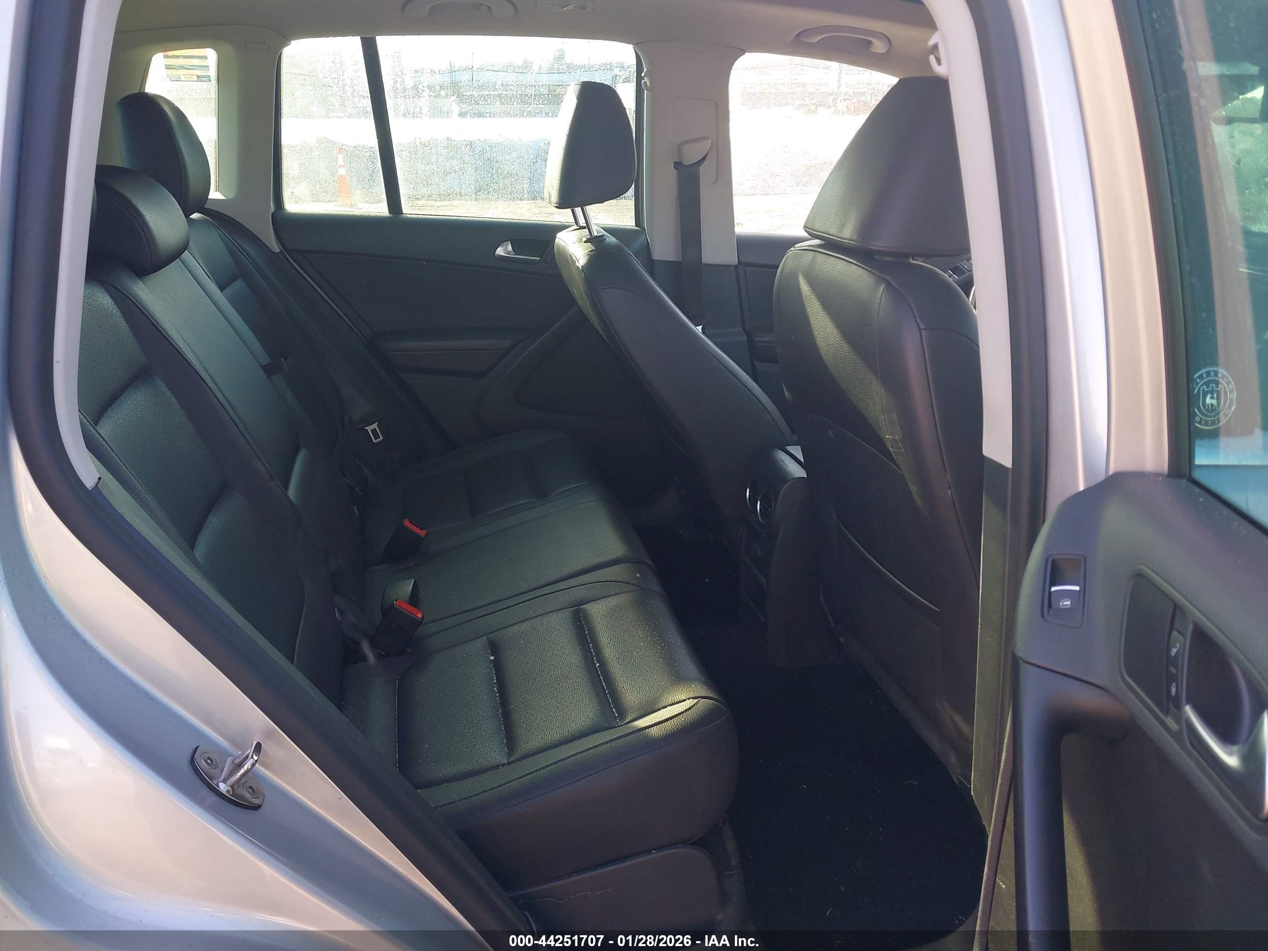VOLKSWAGEN TIGUAN image 8