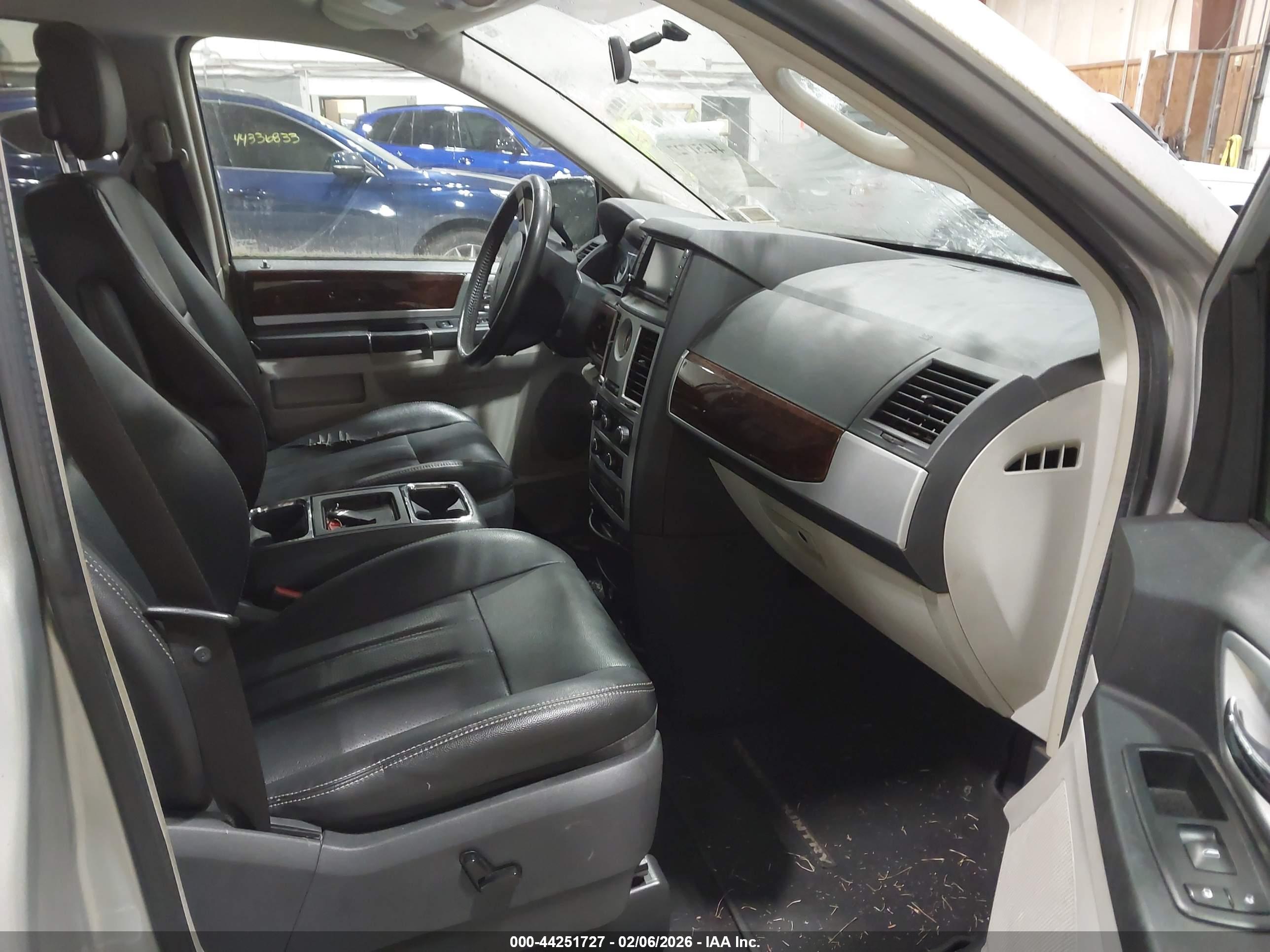 CHRYSLER TOWN image 5