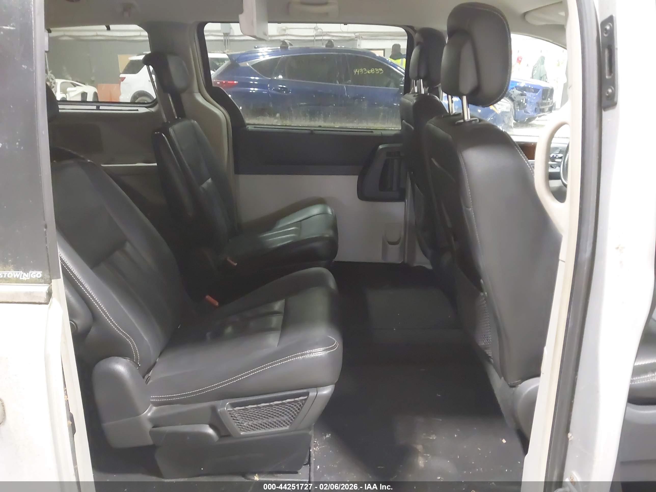 CHRYSLER TOWN image 8