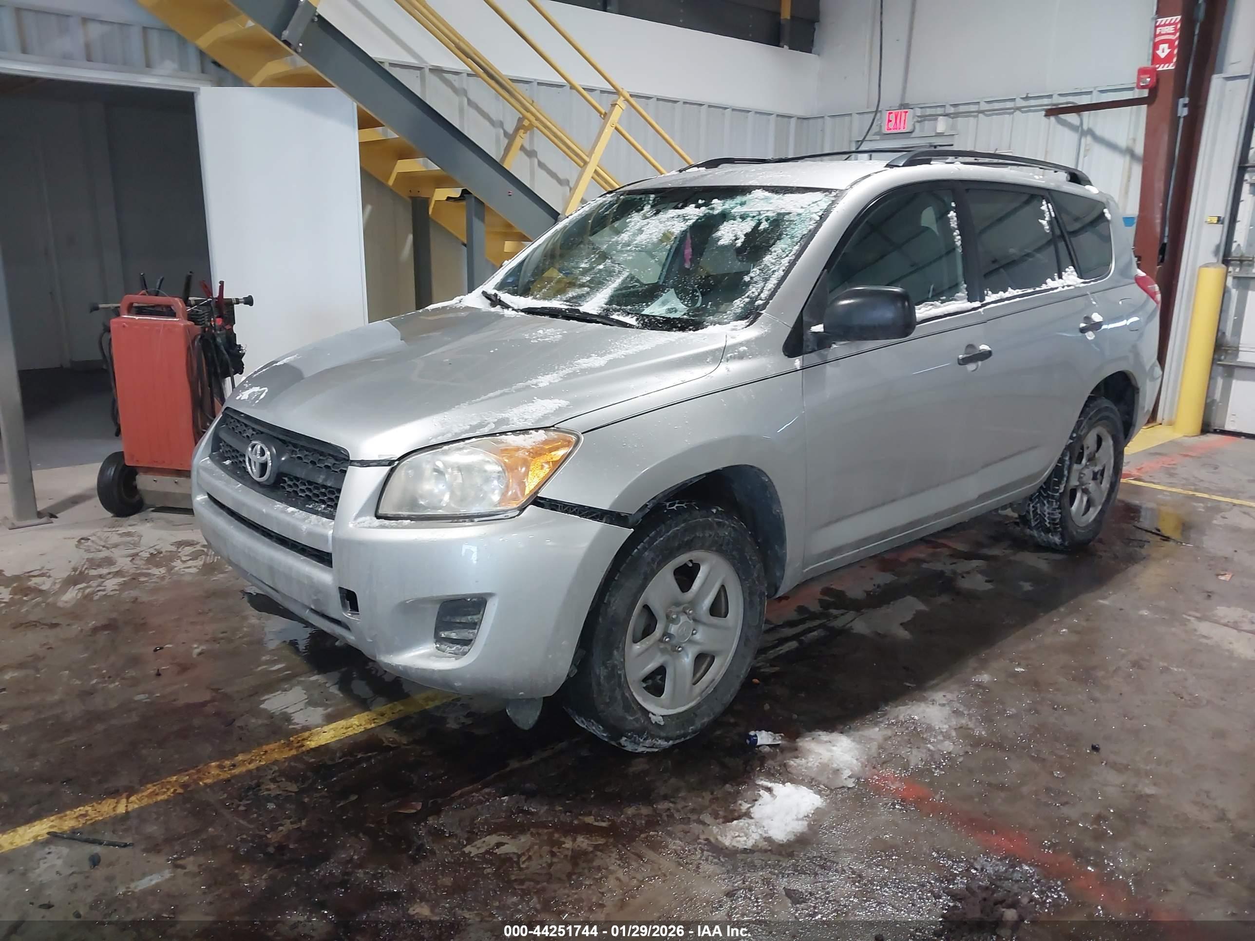 TOYOTA RAV4 image 2