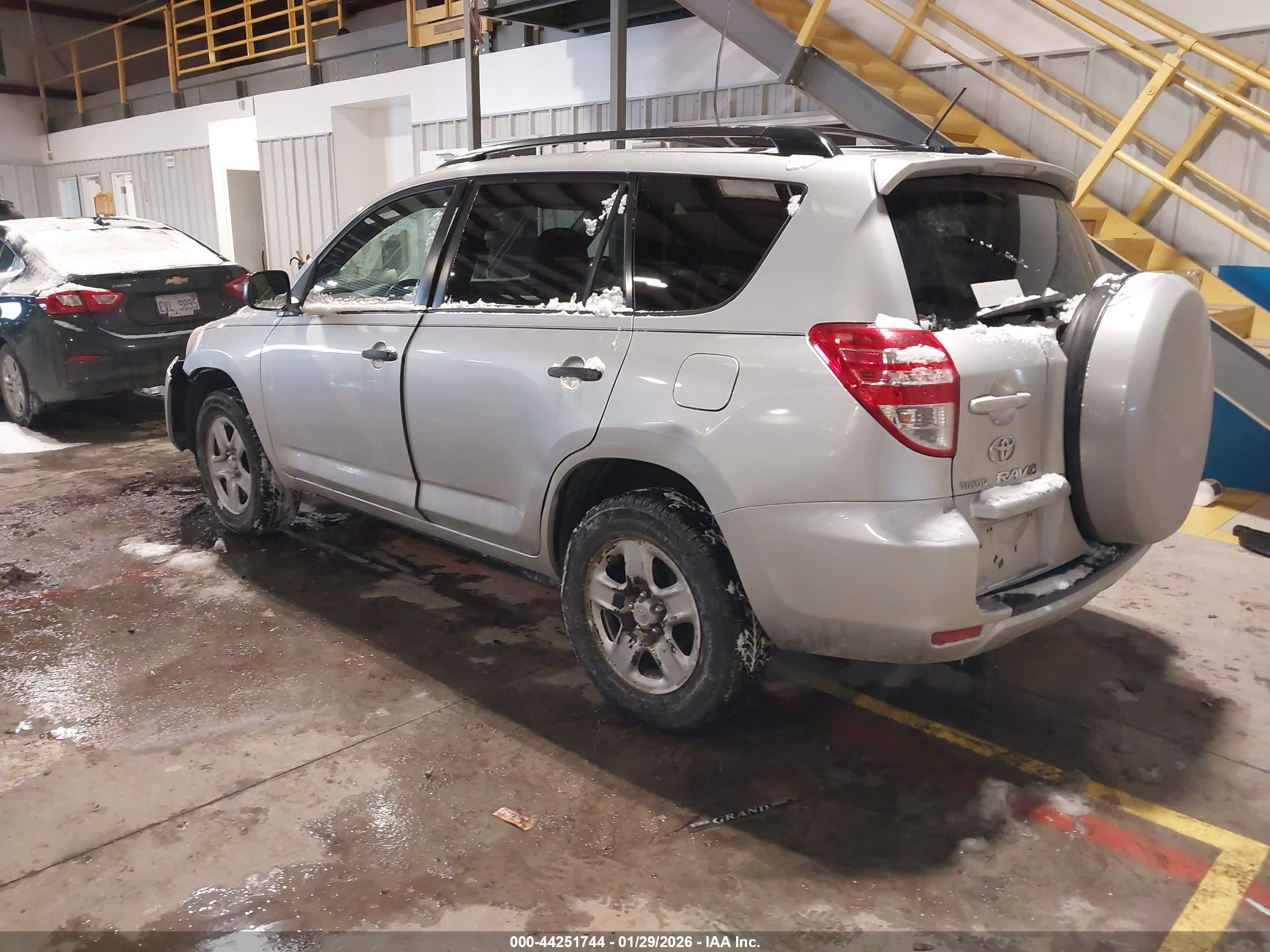 TOYOTA RAV4 image 3