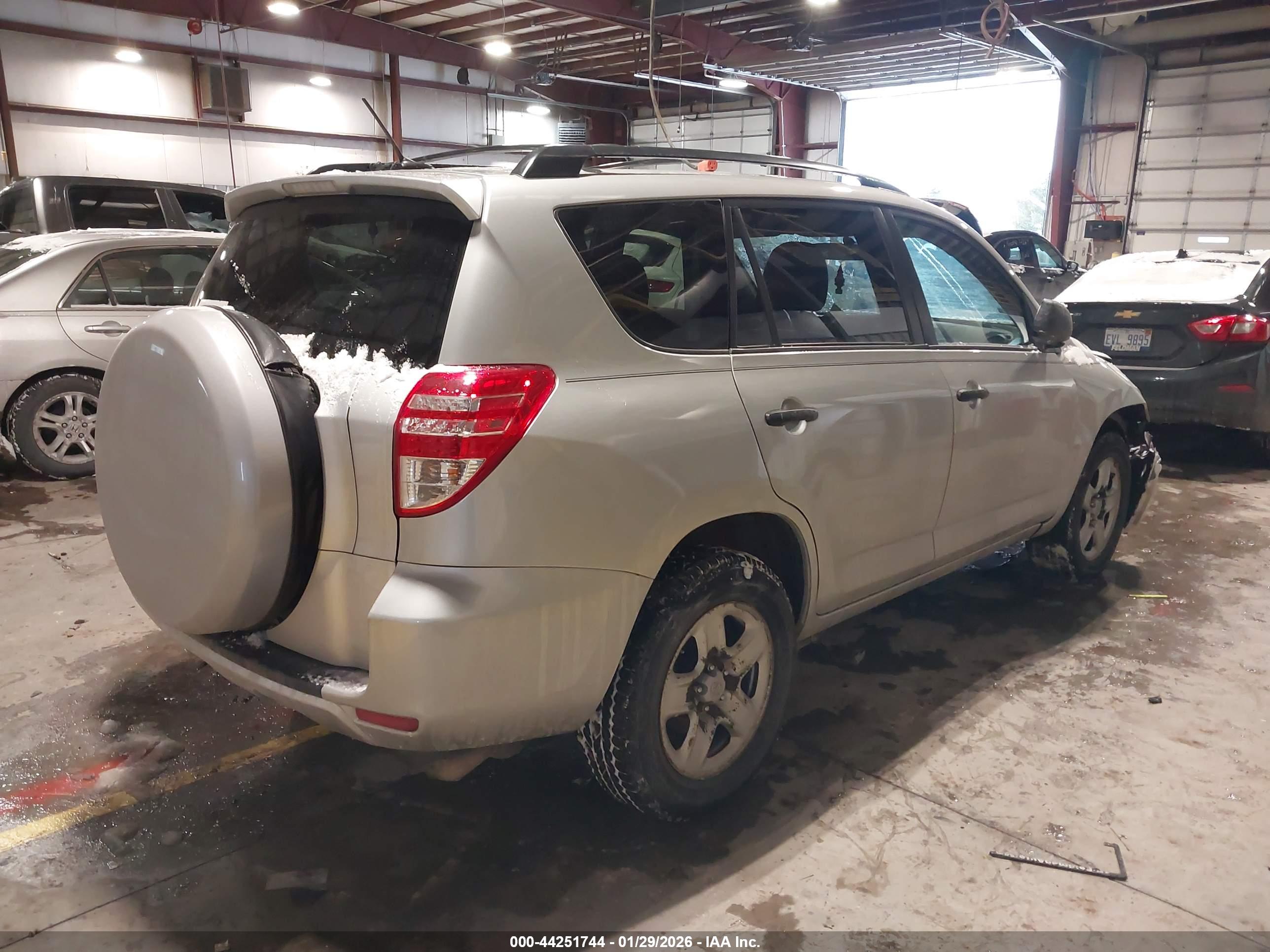 TOYOTA RAV4 image 4