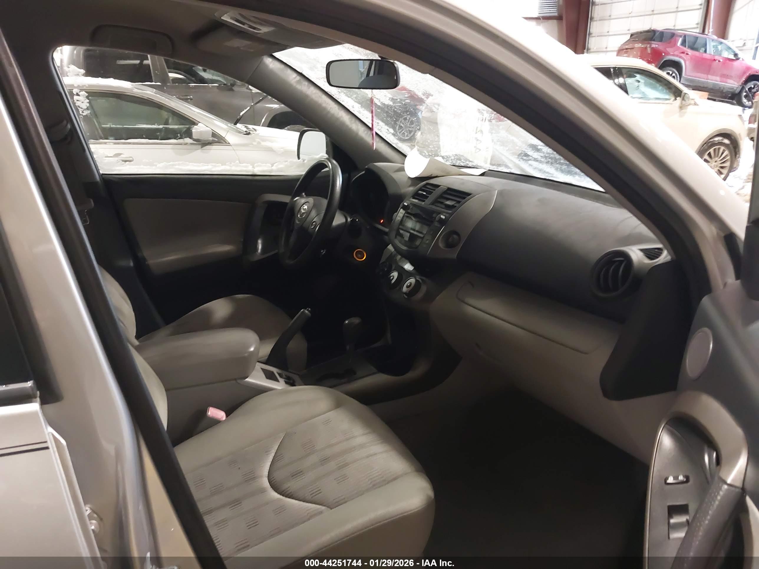 TOYOTA RAV4 image 5