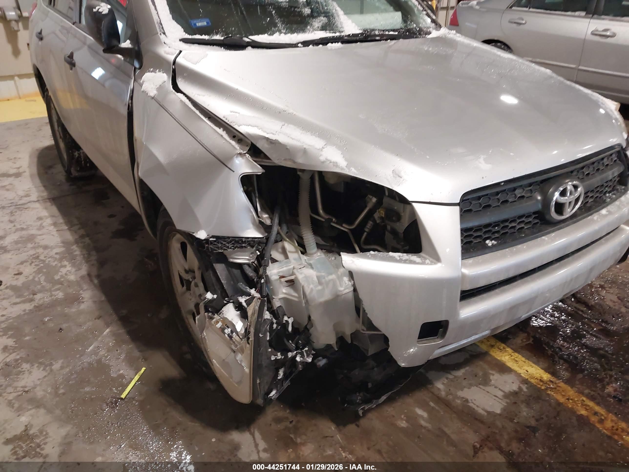 TOYOTA RAV4 image 6