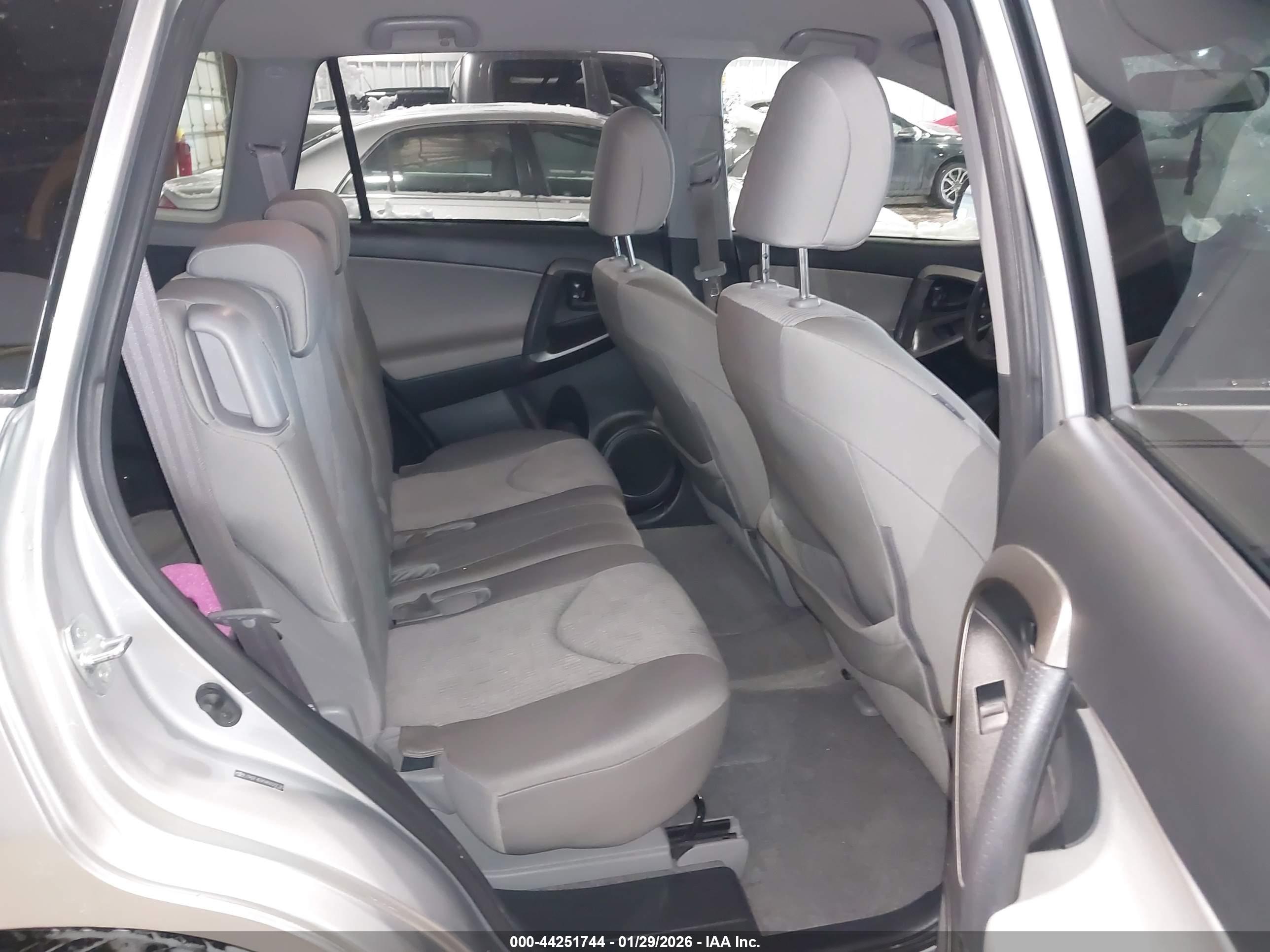 TOYOTA RAV4 image 8