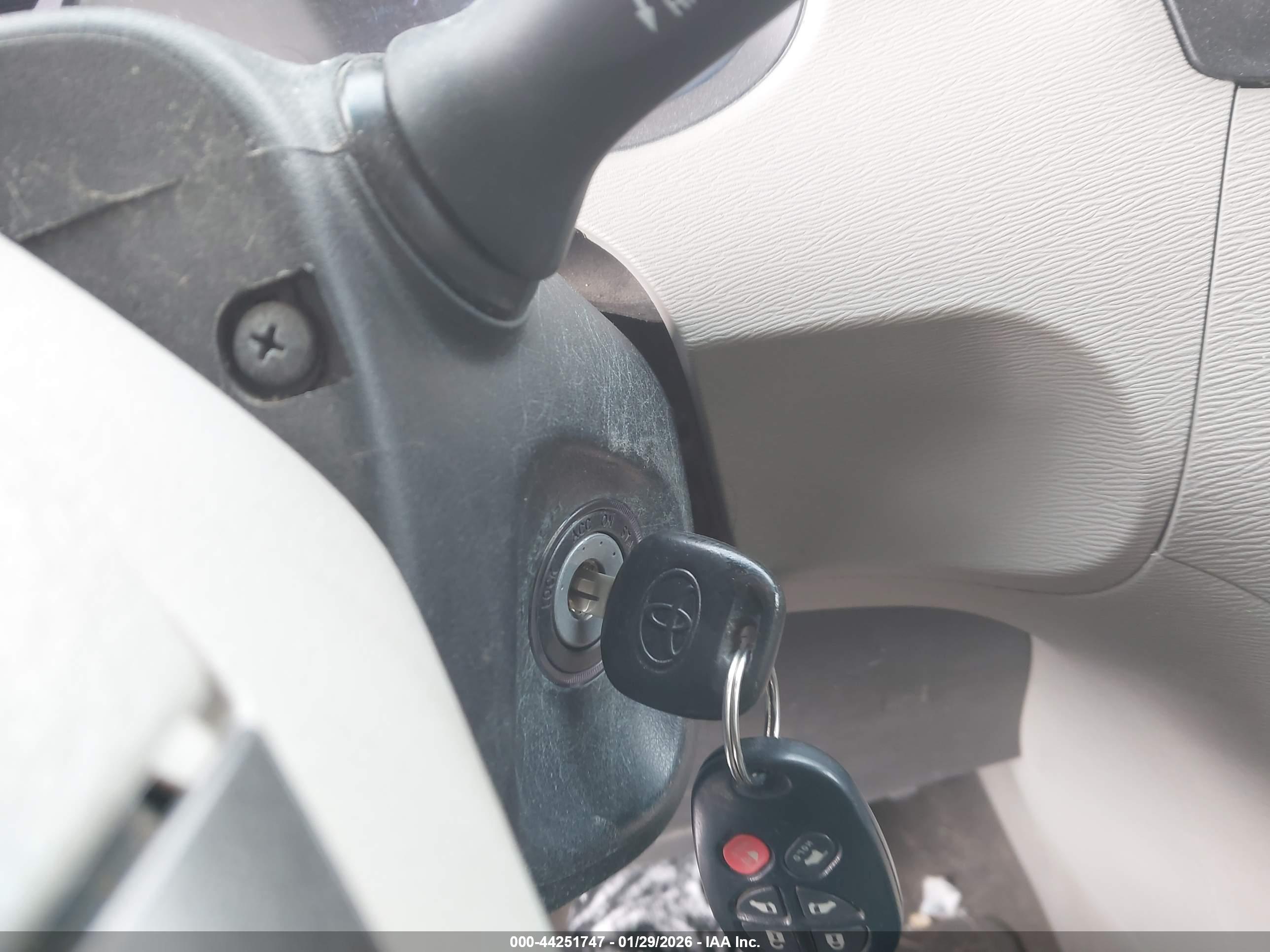 TOYOTA SIENNA image 11