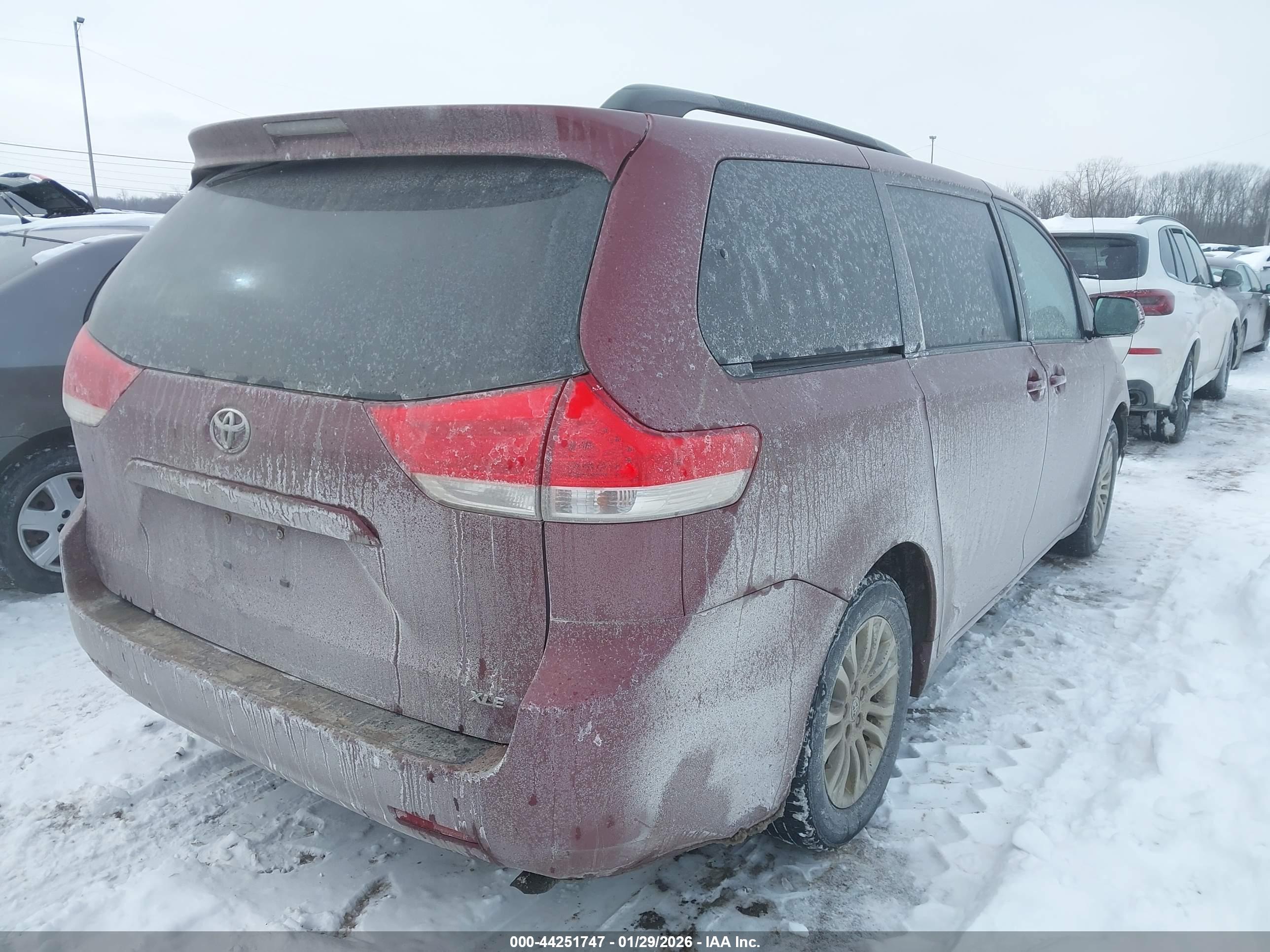 TOYOTA SIENNA image 4