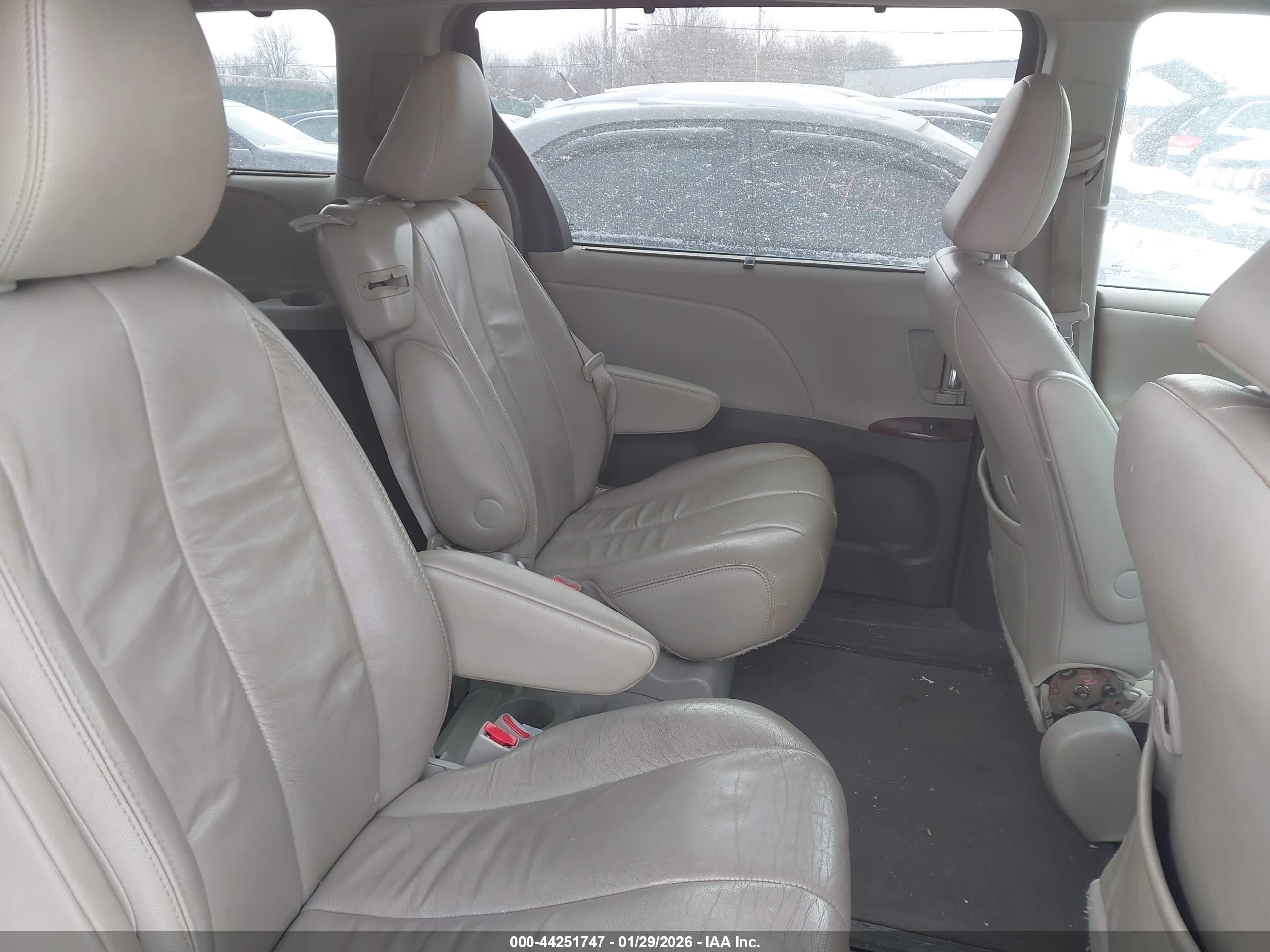 TOYOTA SIENNA image 8