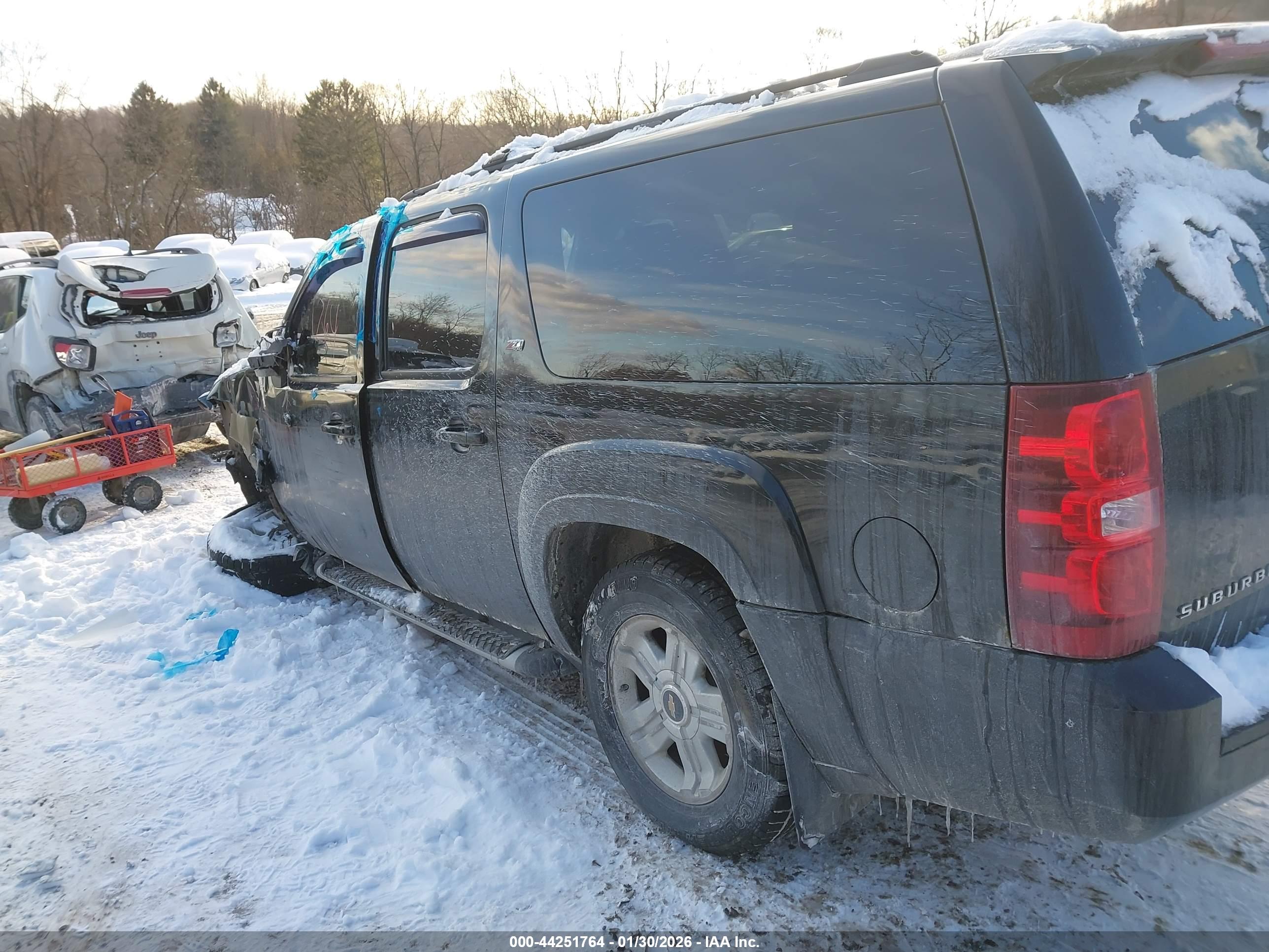 CHEVROLET SUBURBAN image 3