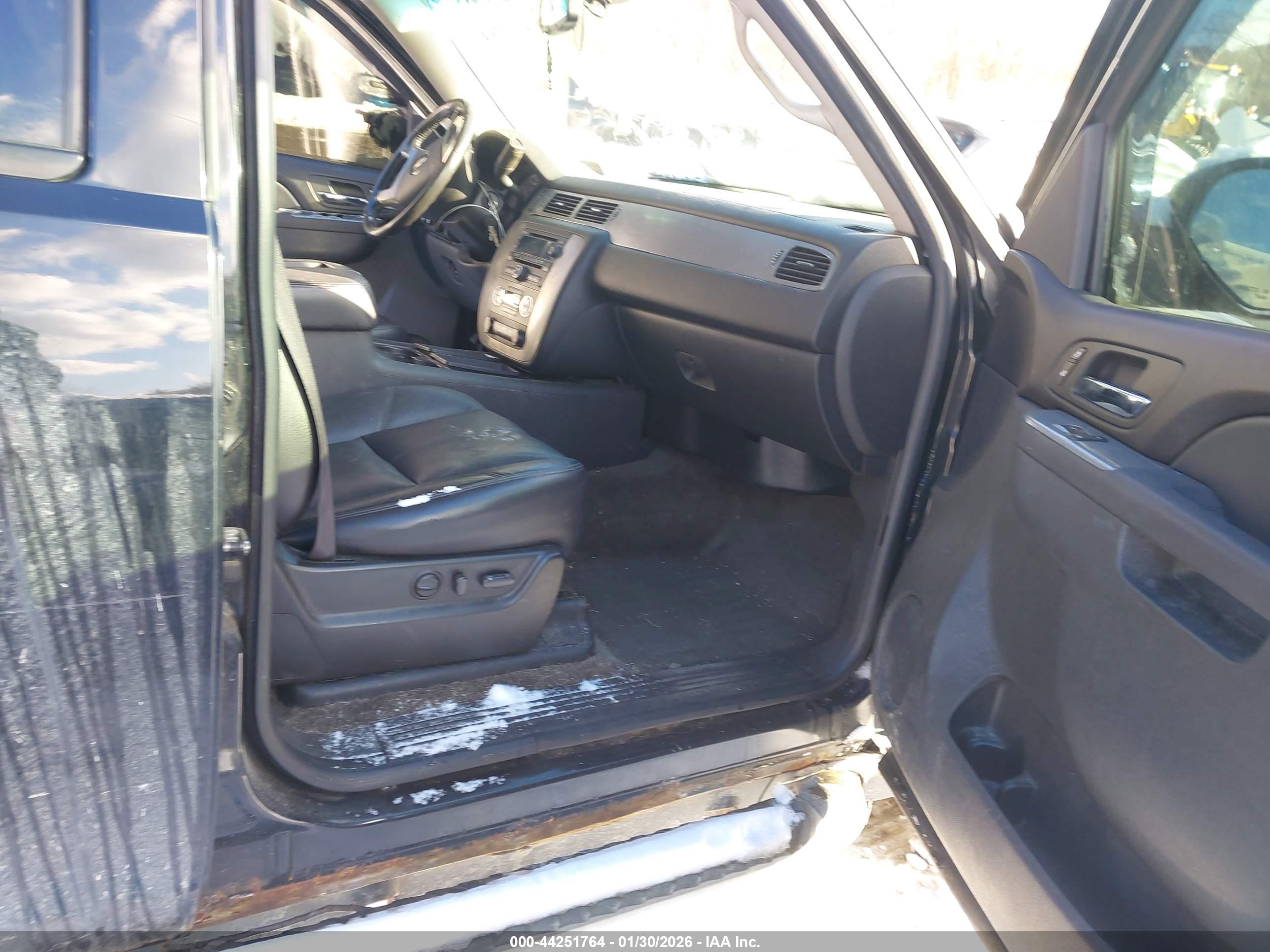 CHEVROLET SUBURBAN image 5
