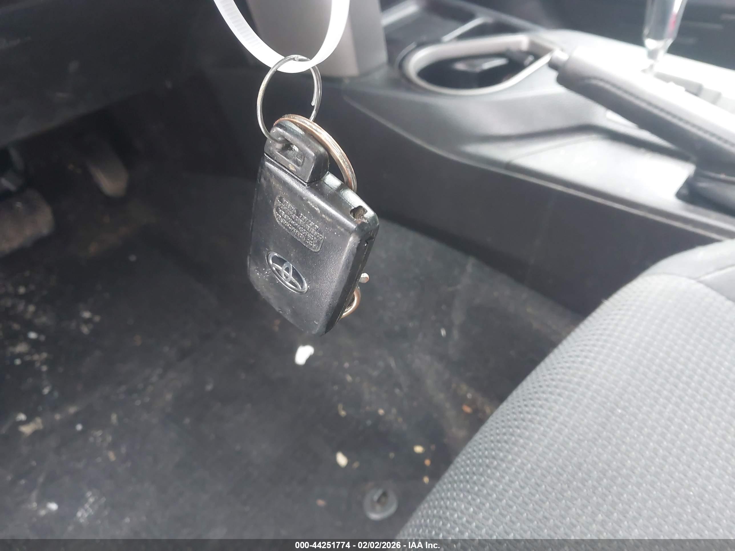 TOYOTA RAV4 image 11