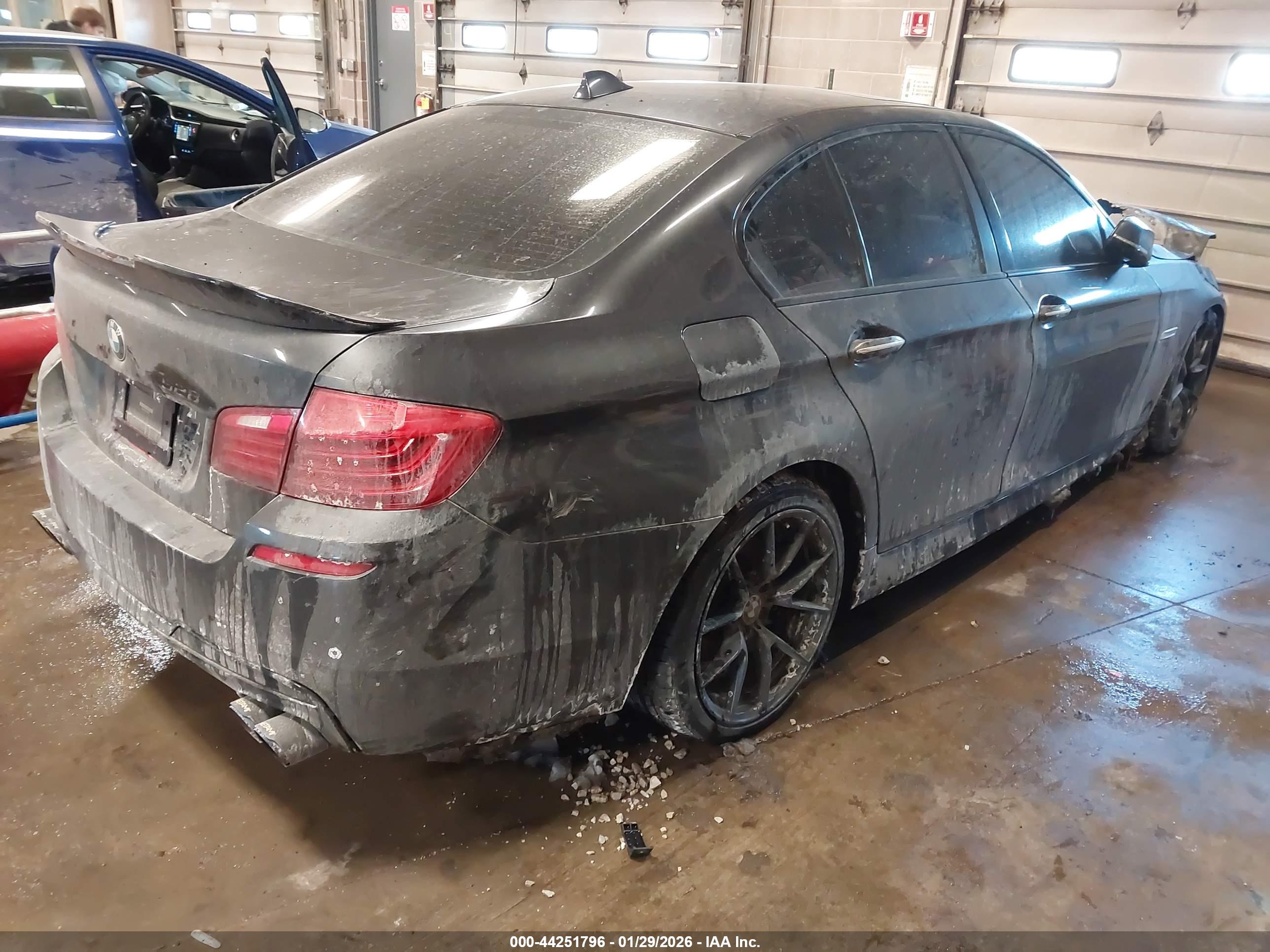 BMW 528I image 4