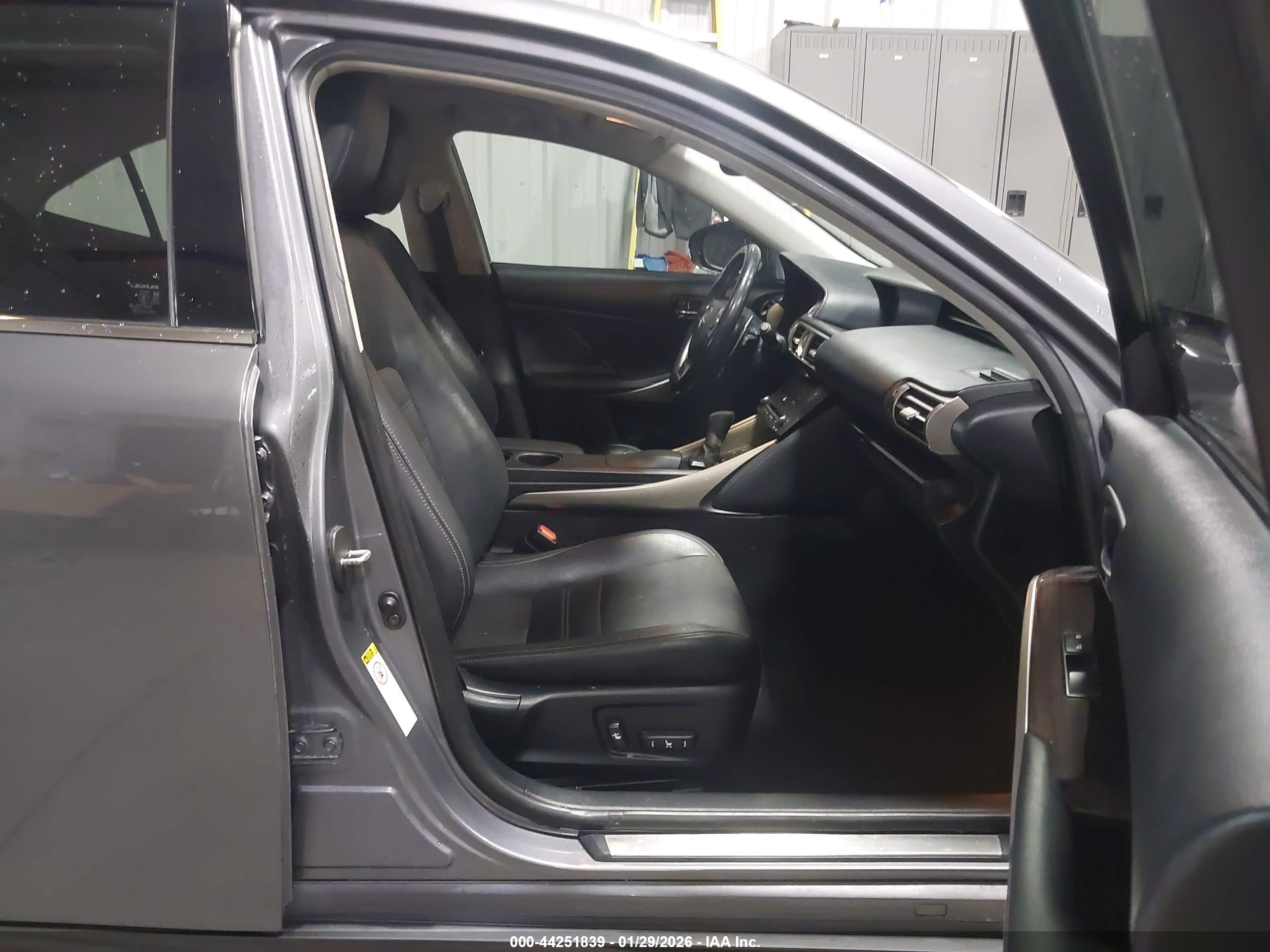LEXUS IS image 5