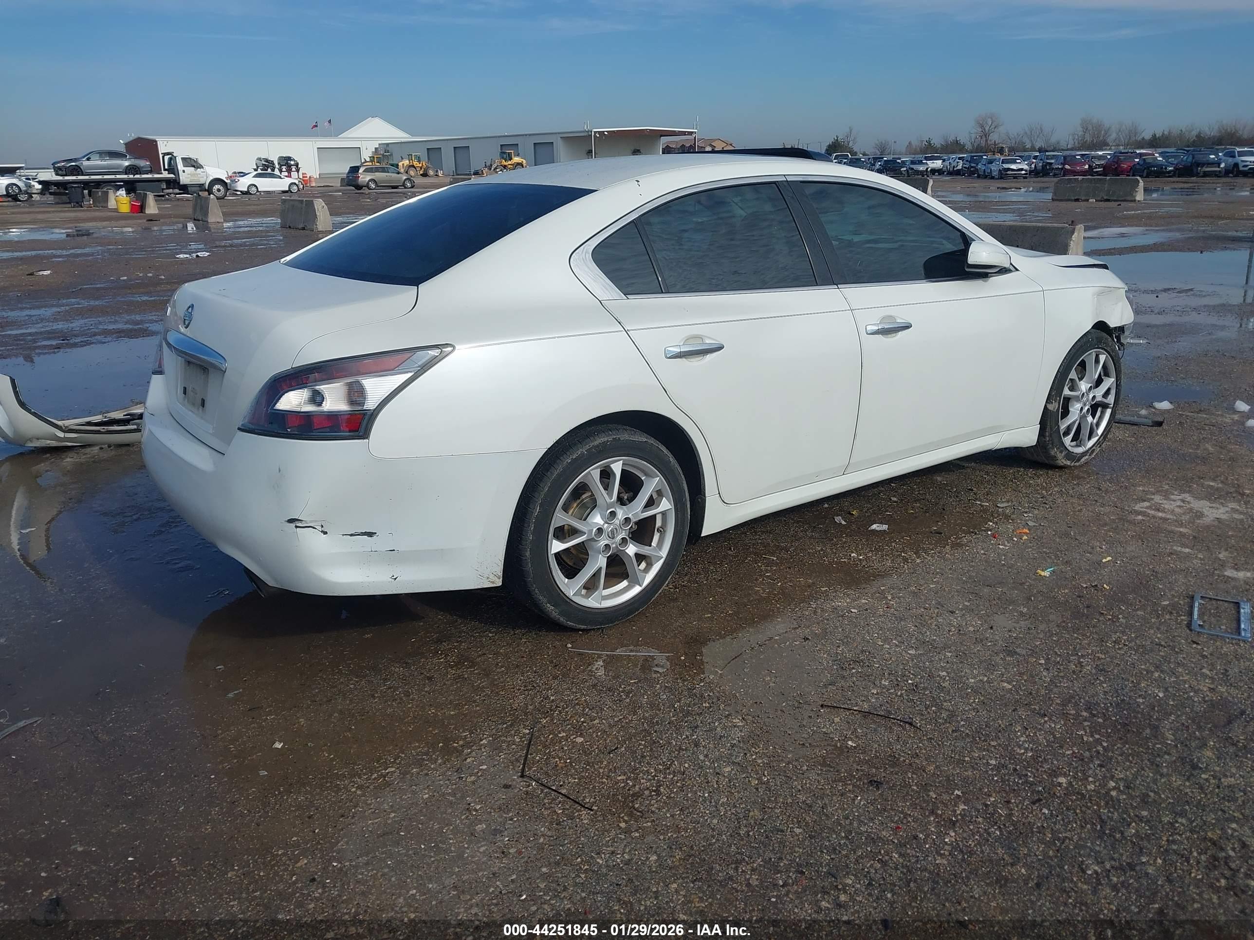 NISSAN MAXIMA image 4